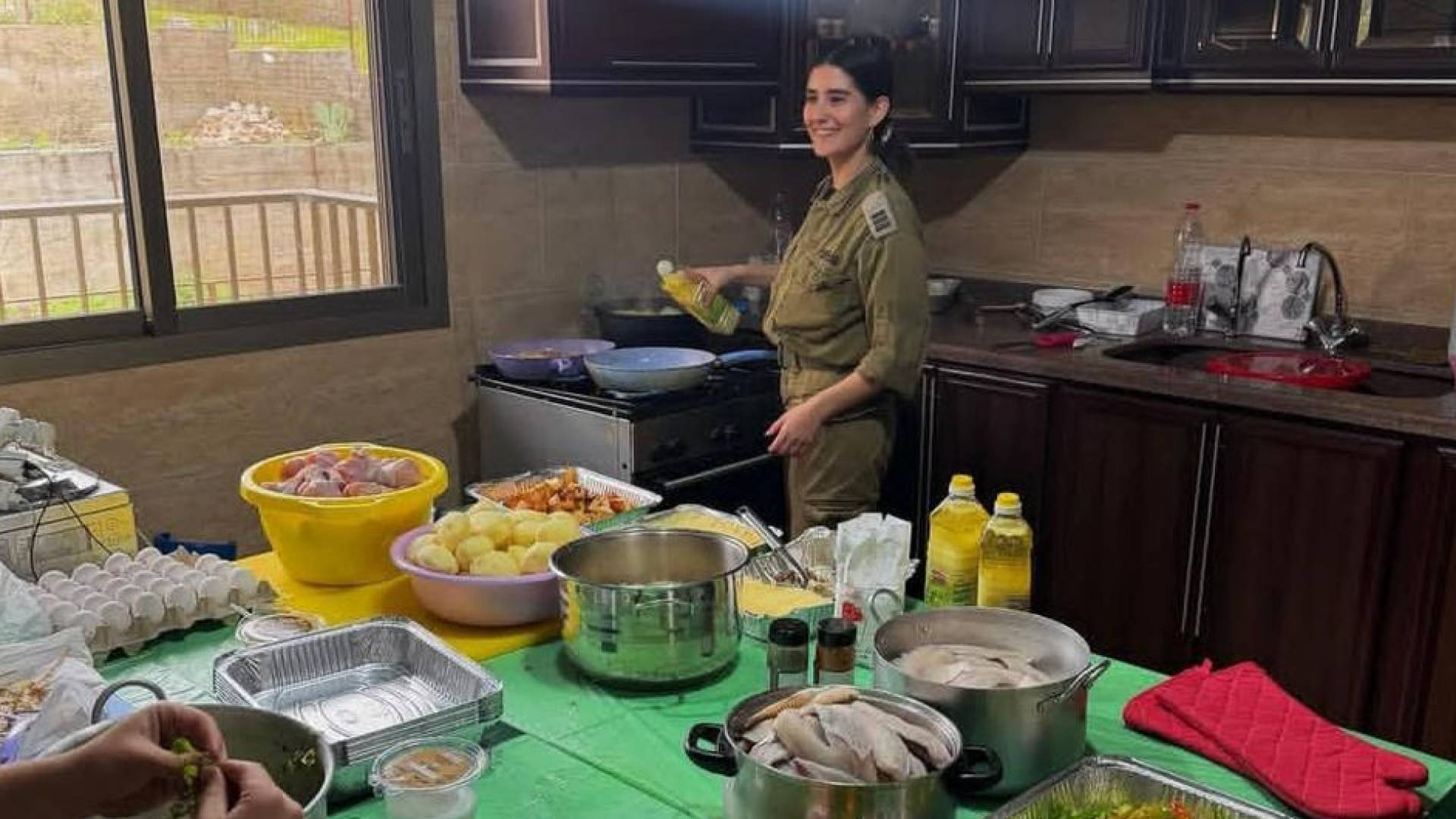 صورة لجنود في جيش الاحتلال تطهو داخل منزل عائلة نازحة في جنوب لبنان