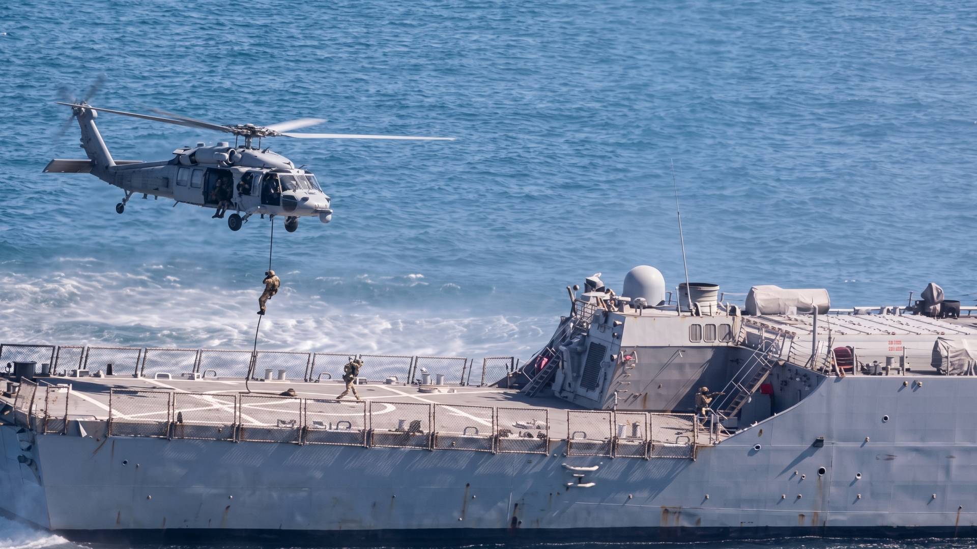 صورة منسوبة لحظة سيطرة القوات الامريكية على السفينة الإيرانية