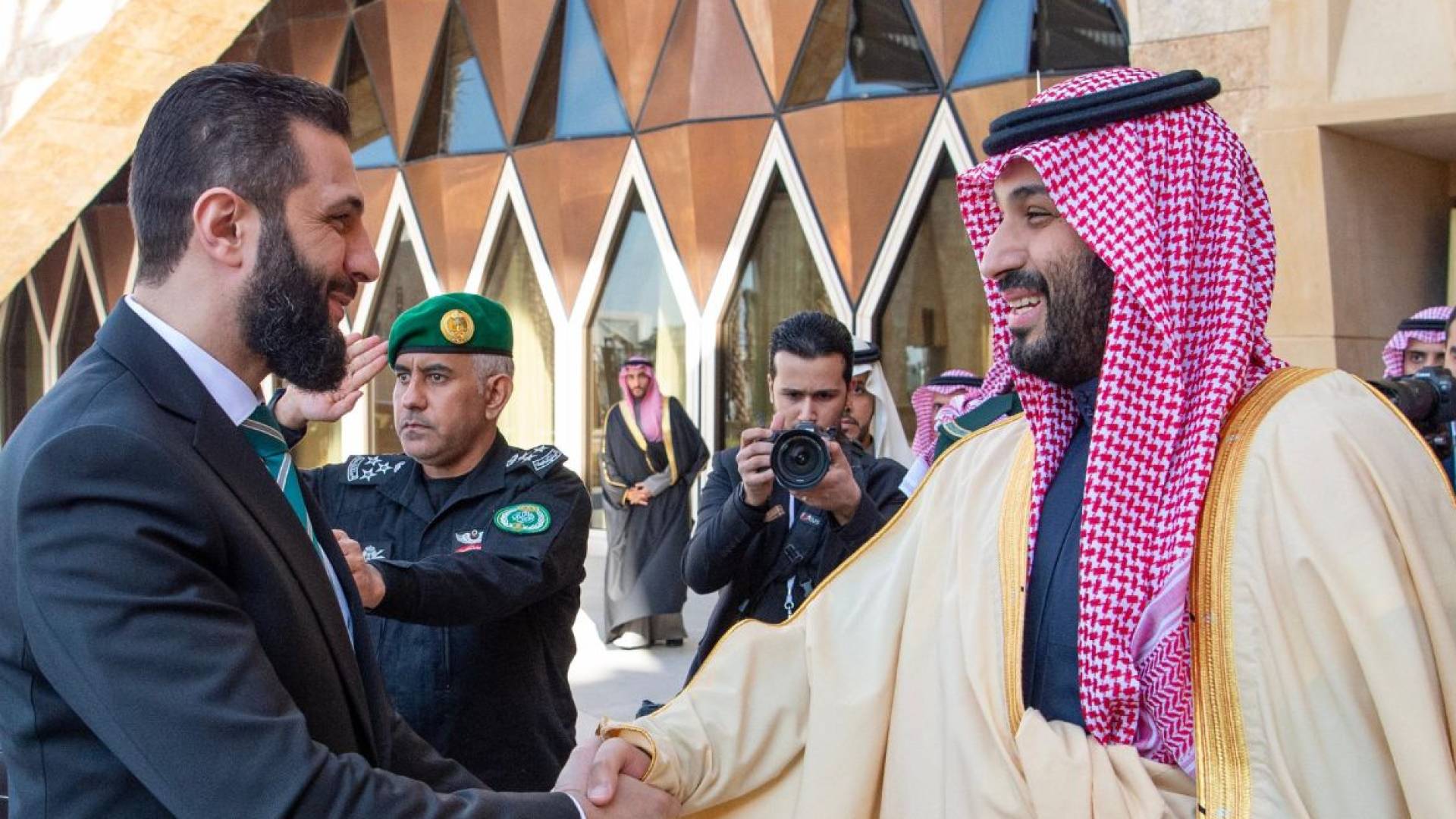 الرئيس السوري أحمد الشرع وولي العهد السعودي الأمير محمد بن سلمان