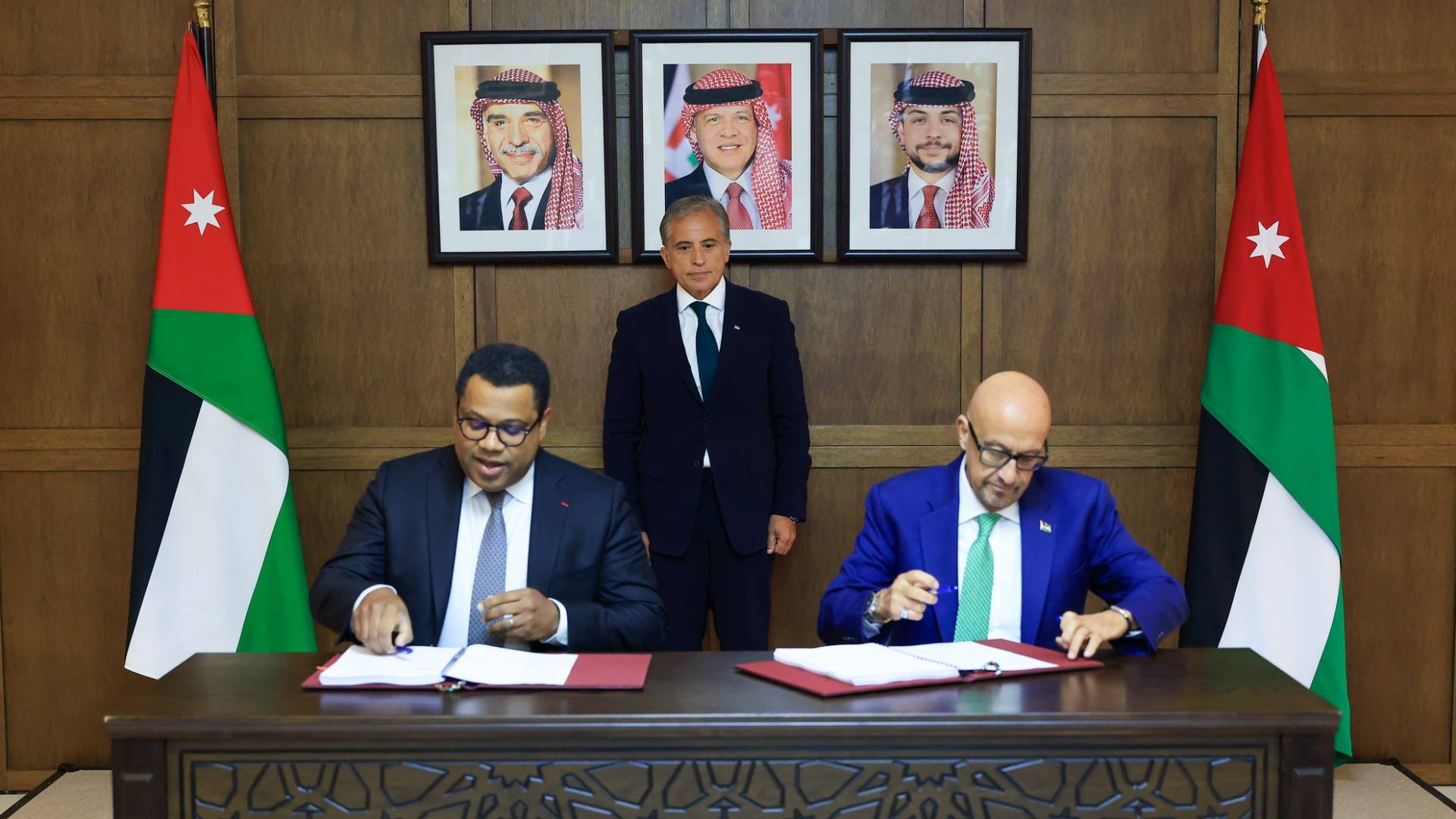 رئيس الوزراء يشهد التوقيع على الاتفاقية الفنية القانونية النهائية لمشروع الناقل الوطني