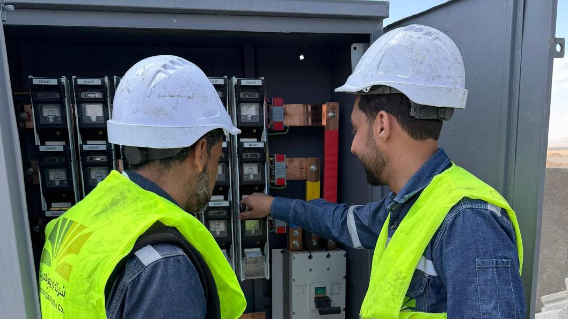 كوادر من شركة توزيع الكهرباء