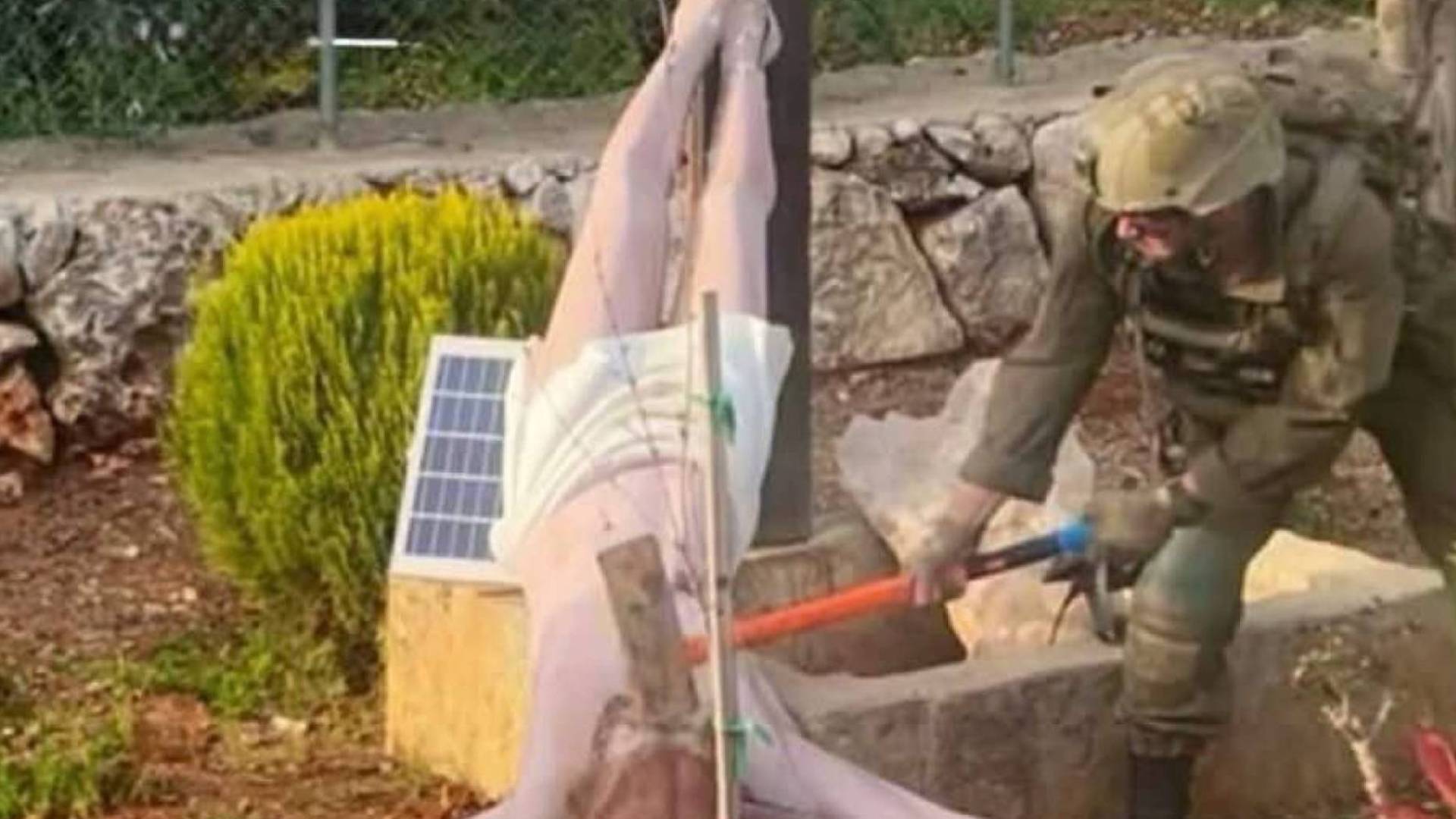 جندي لدى الاحتلال يحطم تمثالا للسيد المسيح