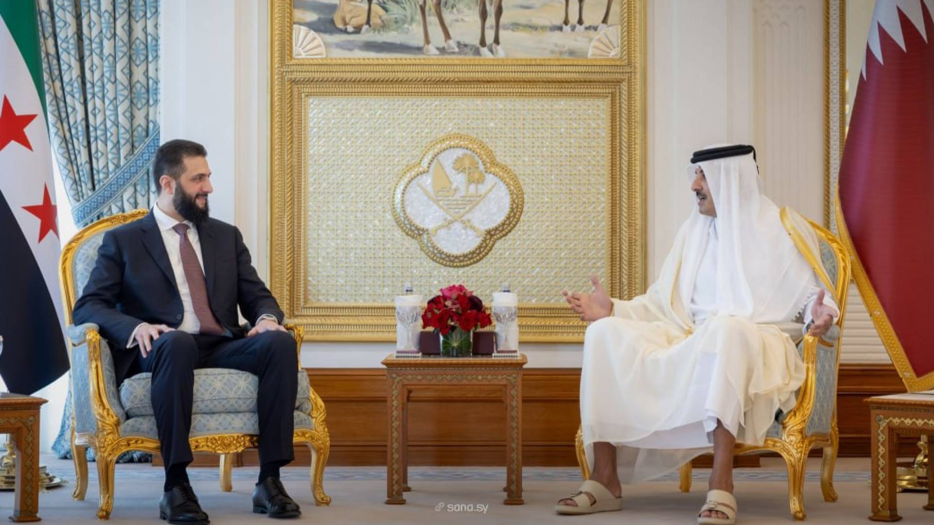 الرئيس السوري أحمد الشرع  وأمير دولة قطر الشيخ تميم بن حمد آل ثاني