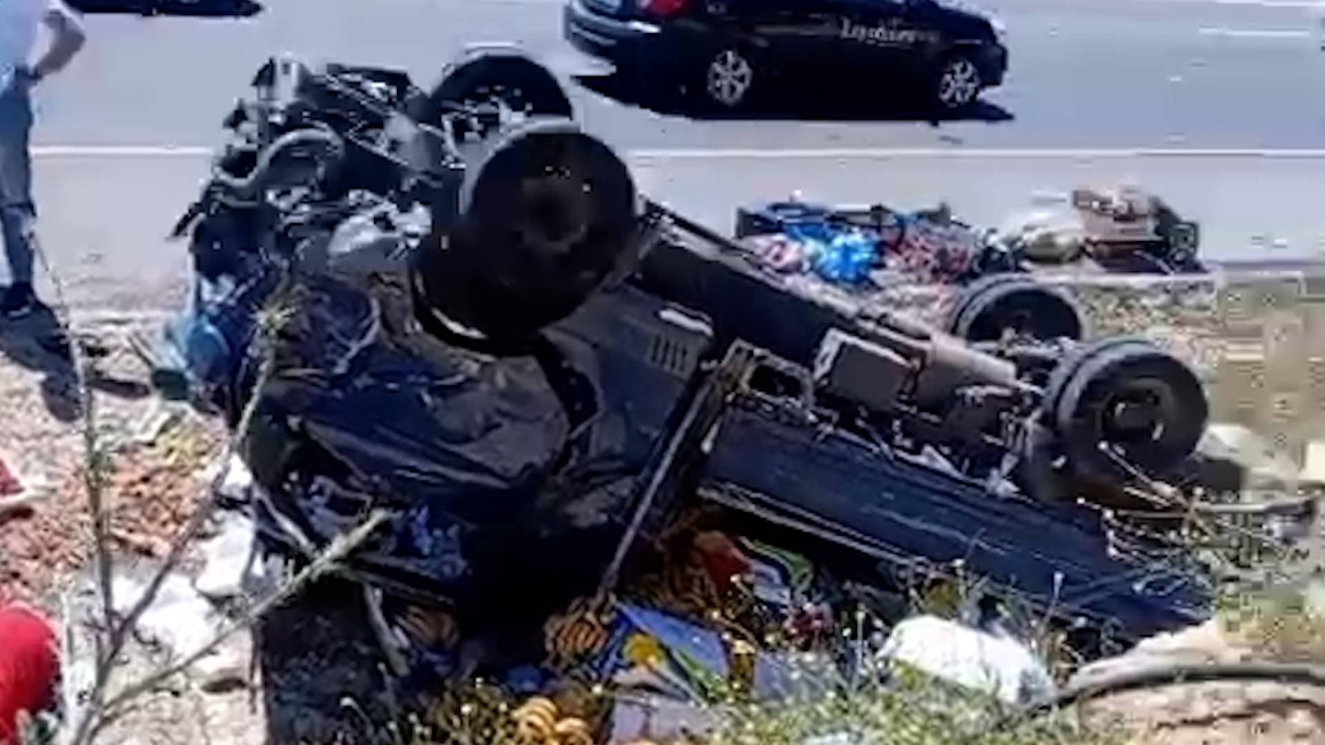 مركبة نقل محملة بالخضار منقلبة على طريق المطار