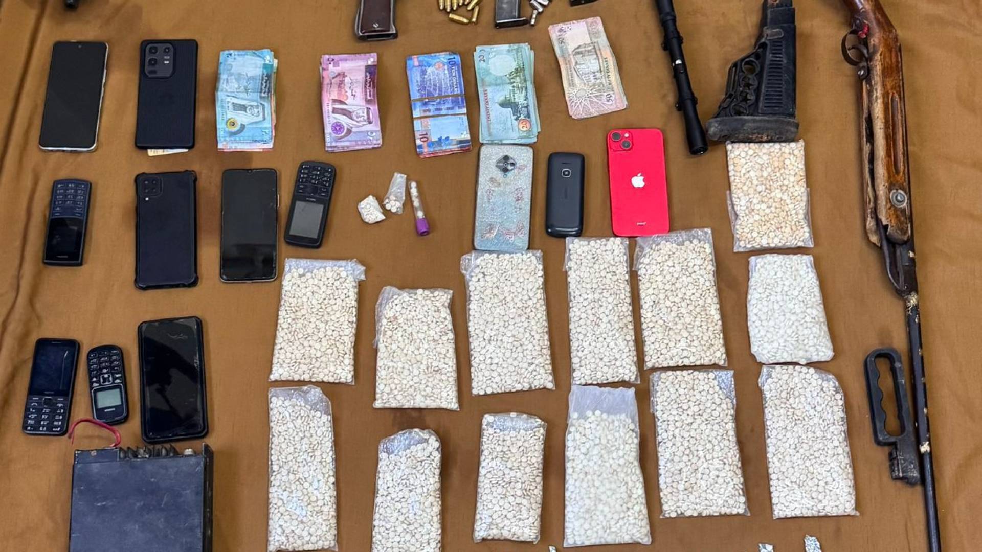 المواد المخدرة و الأسلحة التي تم ضبطها