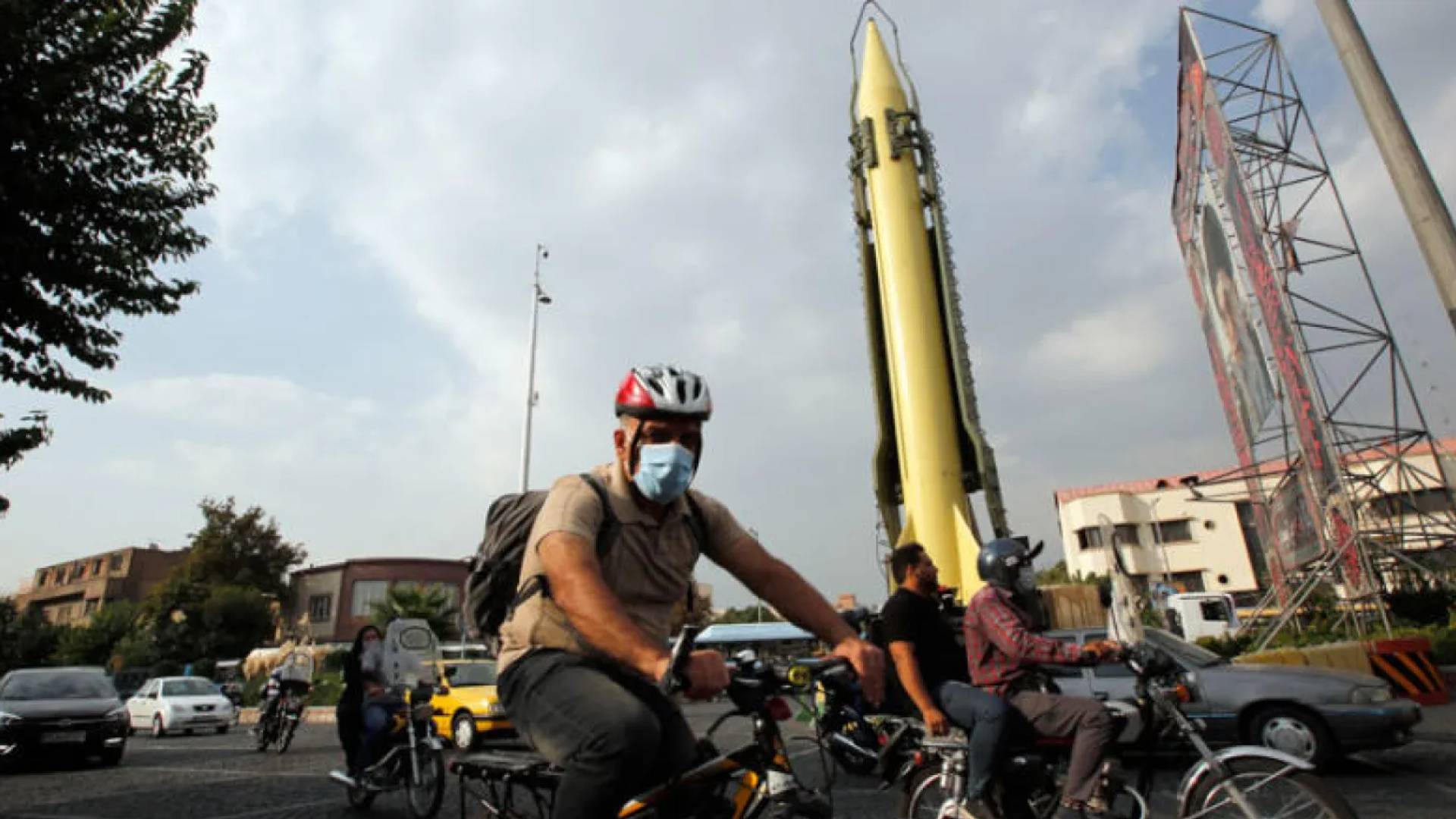 صواريخ في شوارع إيران