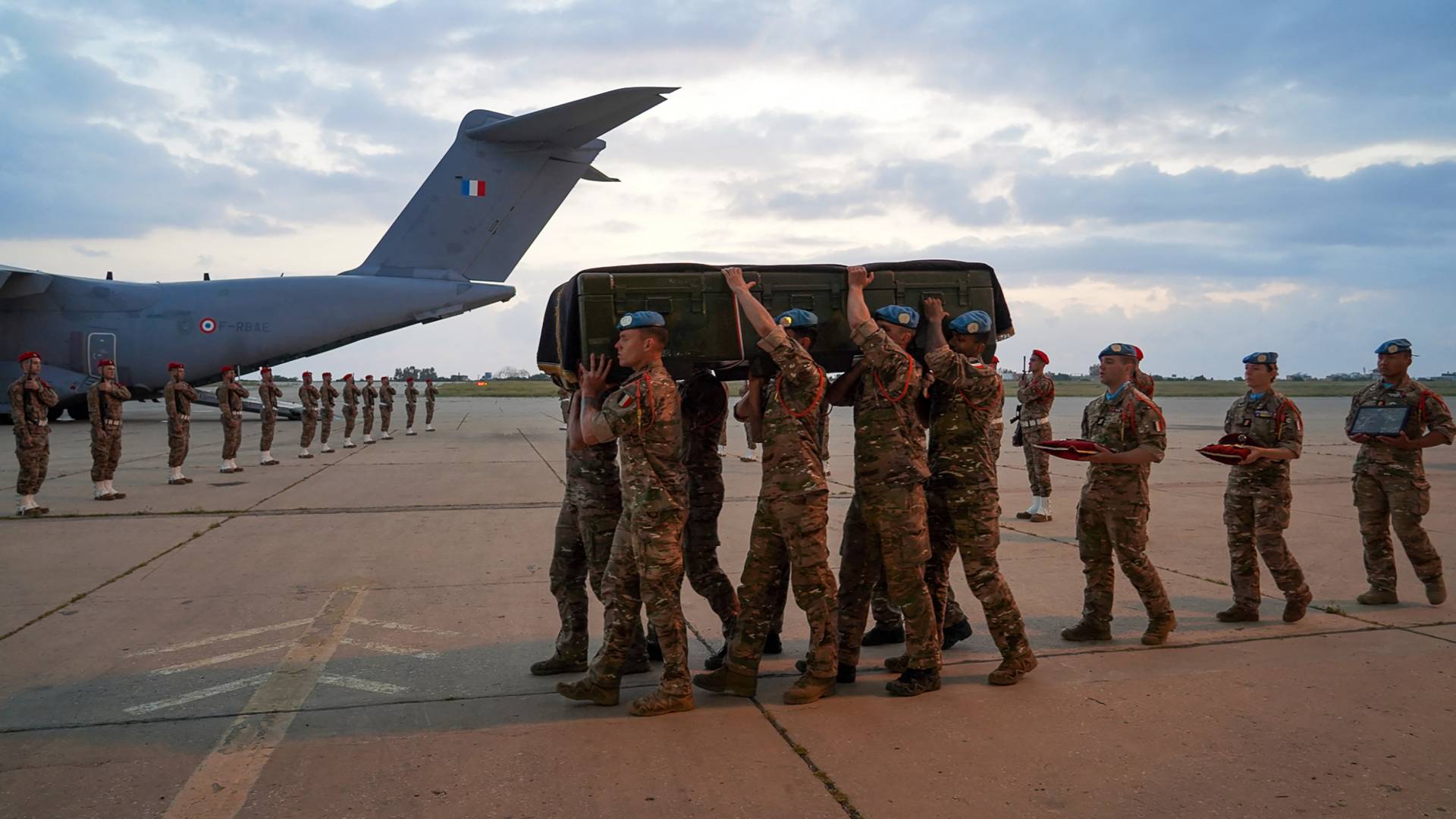 جنود حفظ سلام من اليونيفيل يحملون نعش جندي فرنسي
