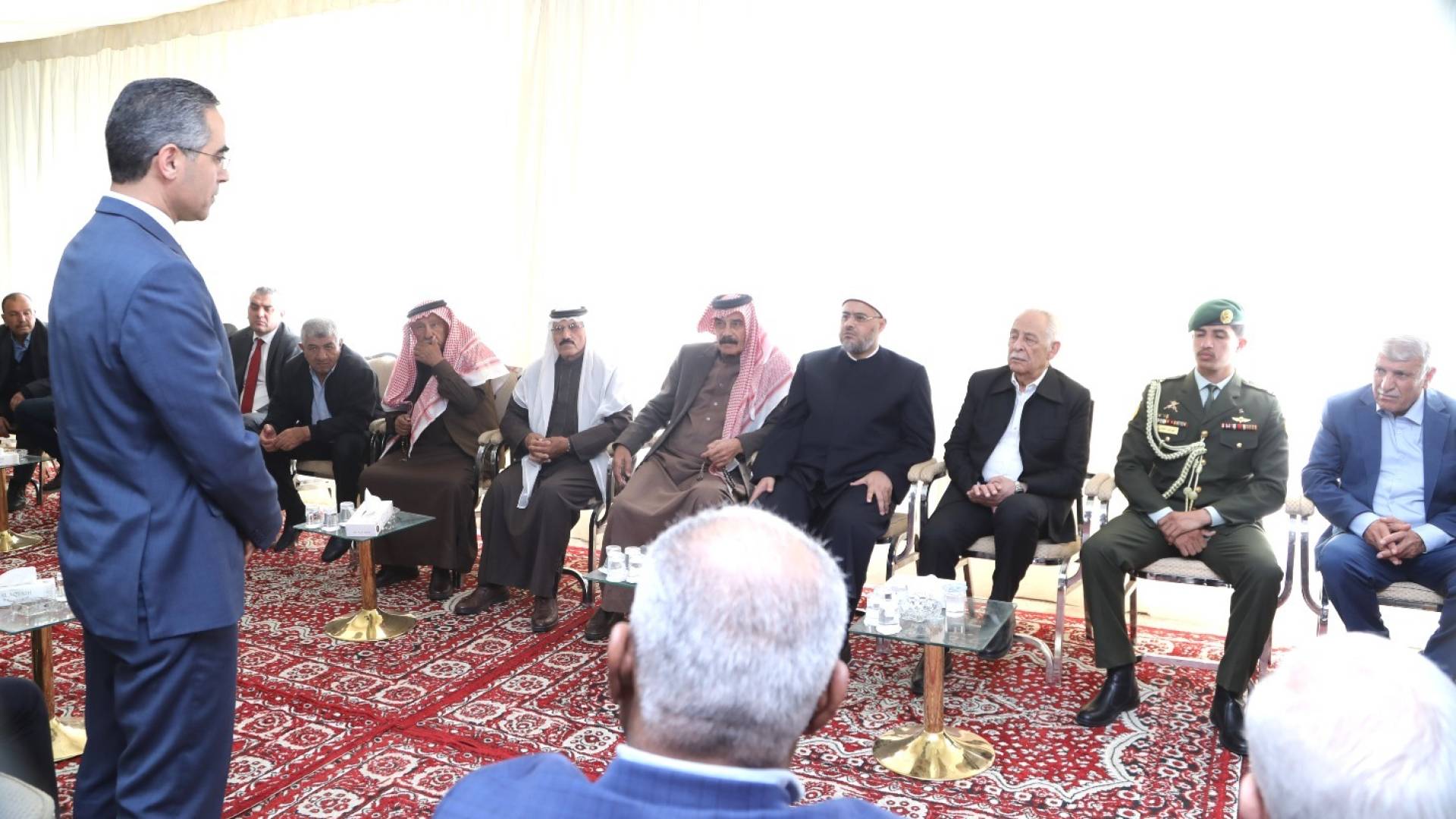 رئيس الديوان الملكي الهاشمي يوسف العيسوي اثناء تقديمه واجب العزاء