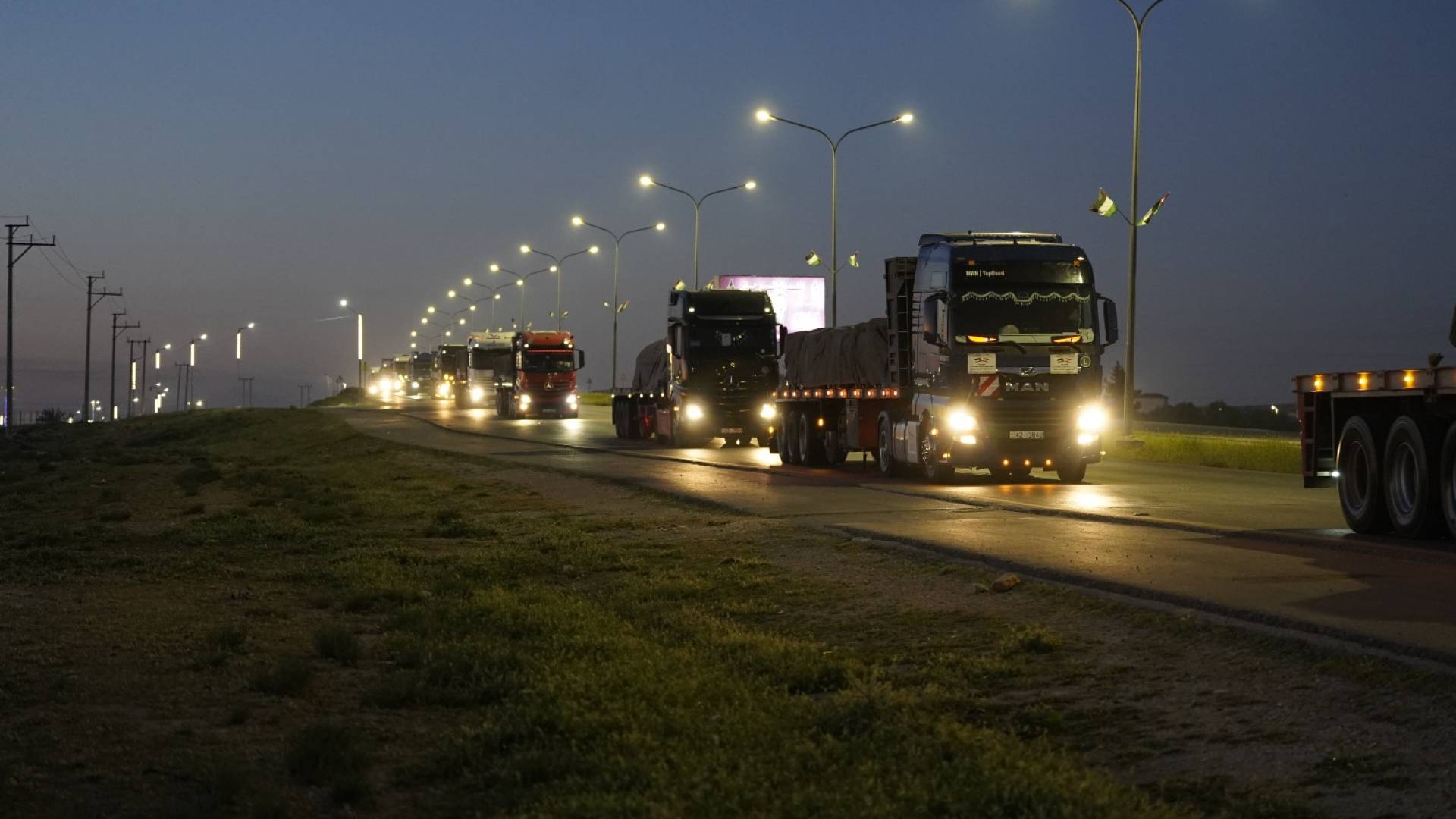 قوافل تحمل مساعدات إنسانية من الأردن إلى لبنان