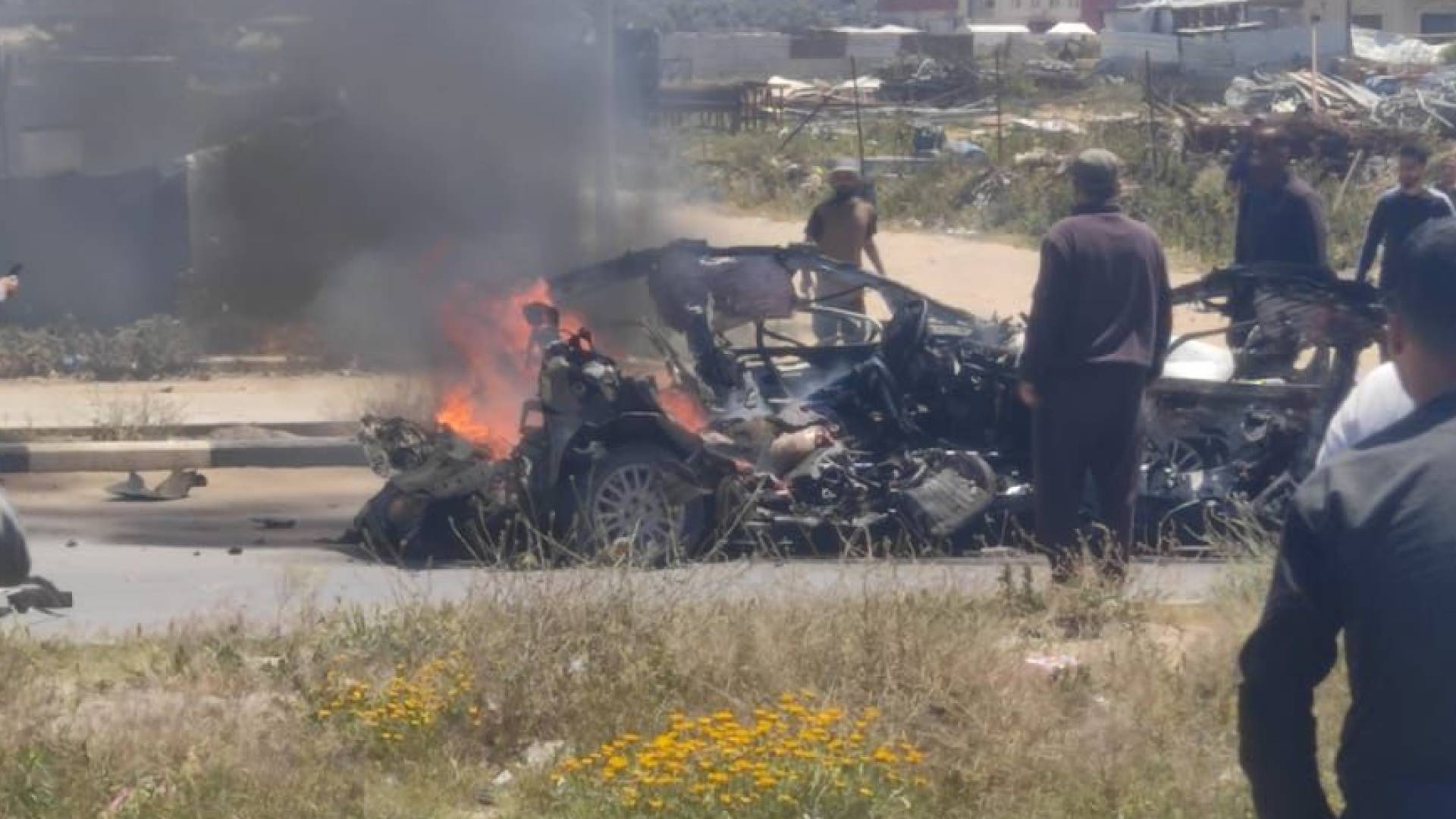 استهداف سيارة مدنية بالقرب من مدخل أبراج عين جالوت وسط قطاع غزة