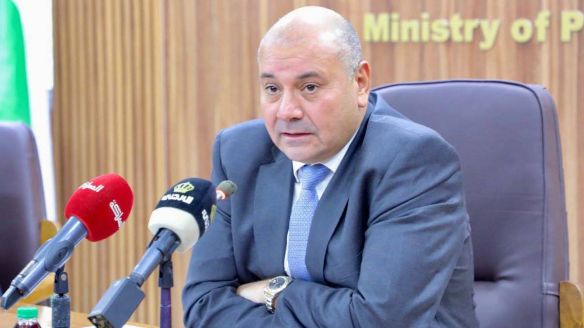 وزير الشؤون السياسية والبرلمانية عبد المنعم العودات خلال لقائه قيادات الحزب