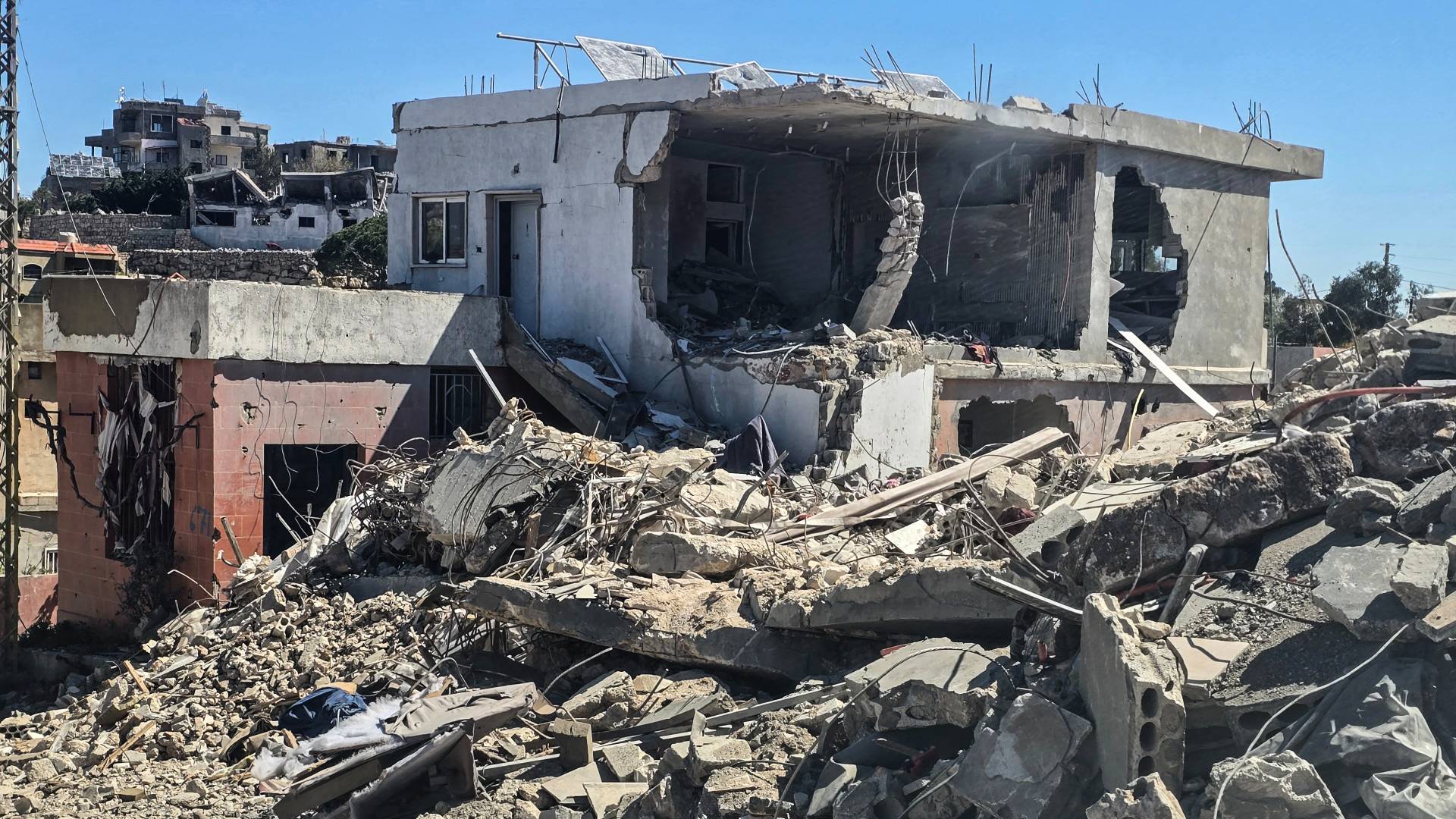 دمار في لبنان نتيجة غارات الاحتلال