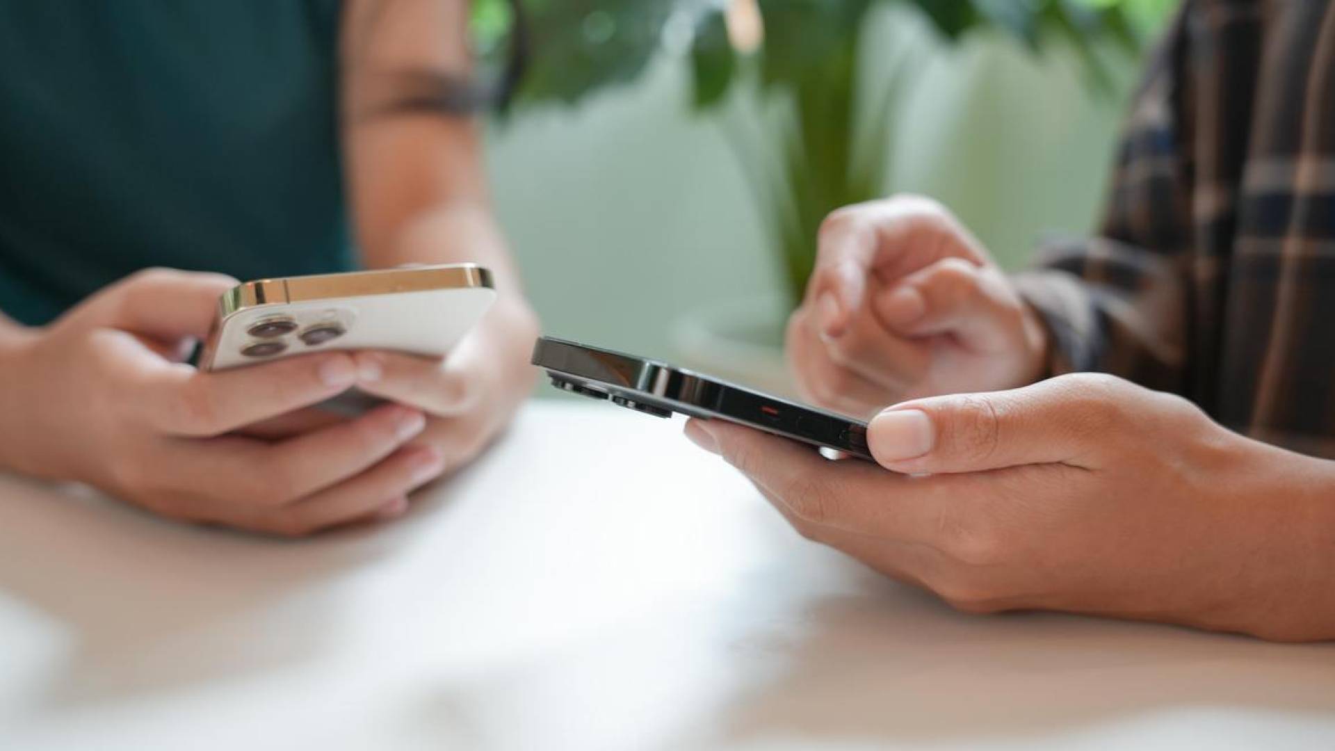 اطفال يستخدمون هواتفهم