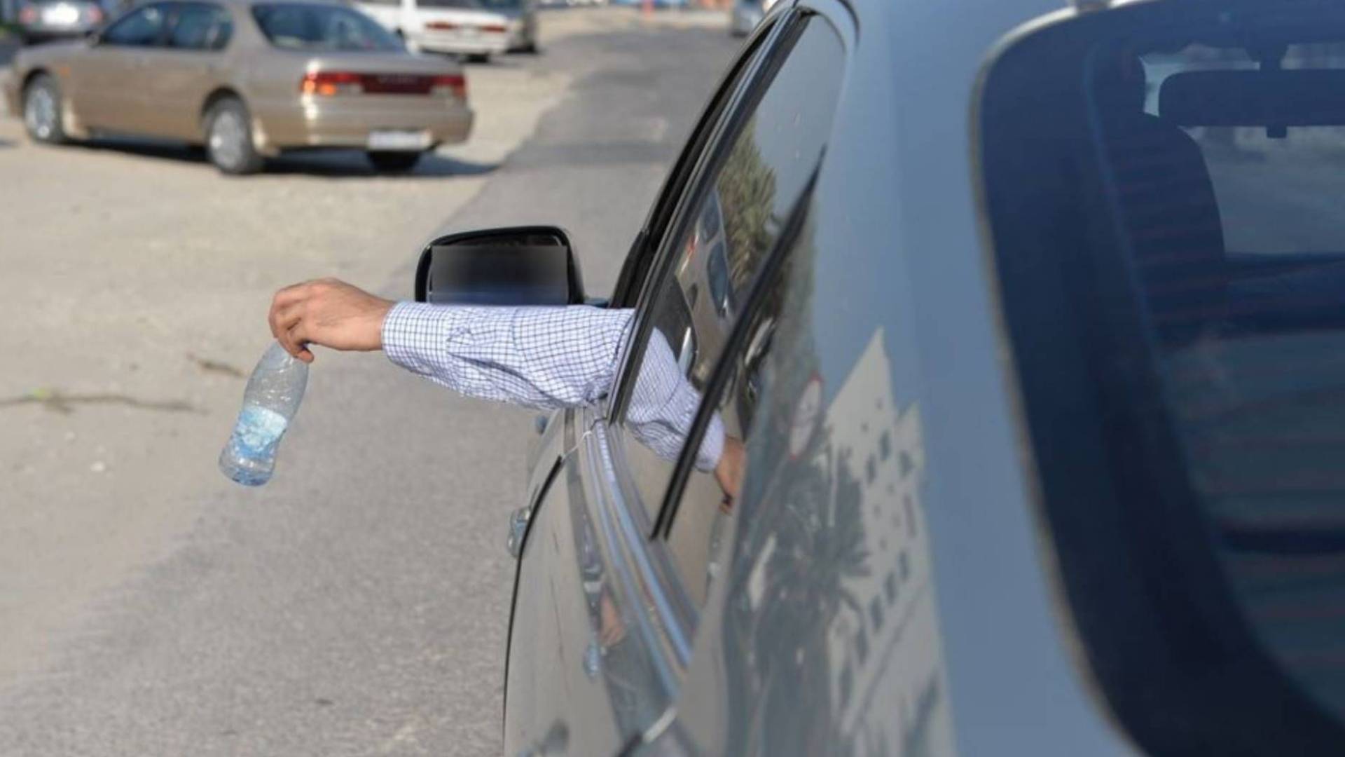 رمي النفايات من السيارة