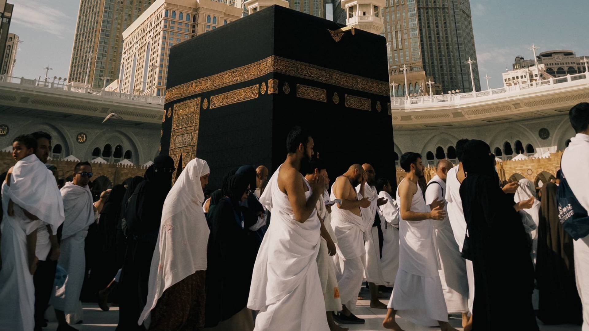 حجاج يطوفون حول الكعبة المشرفة في مدينة مكة المكرمة