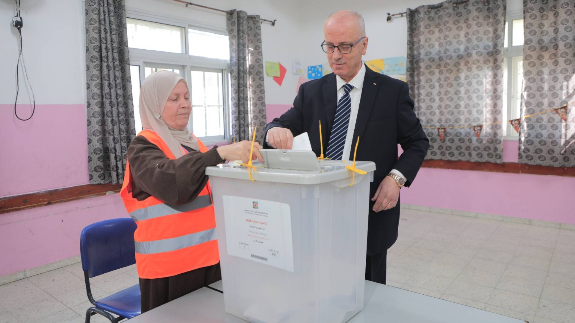 رئيس لجنة الانتخابات المركزية رامي الحمدلله يدلي بصوته