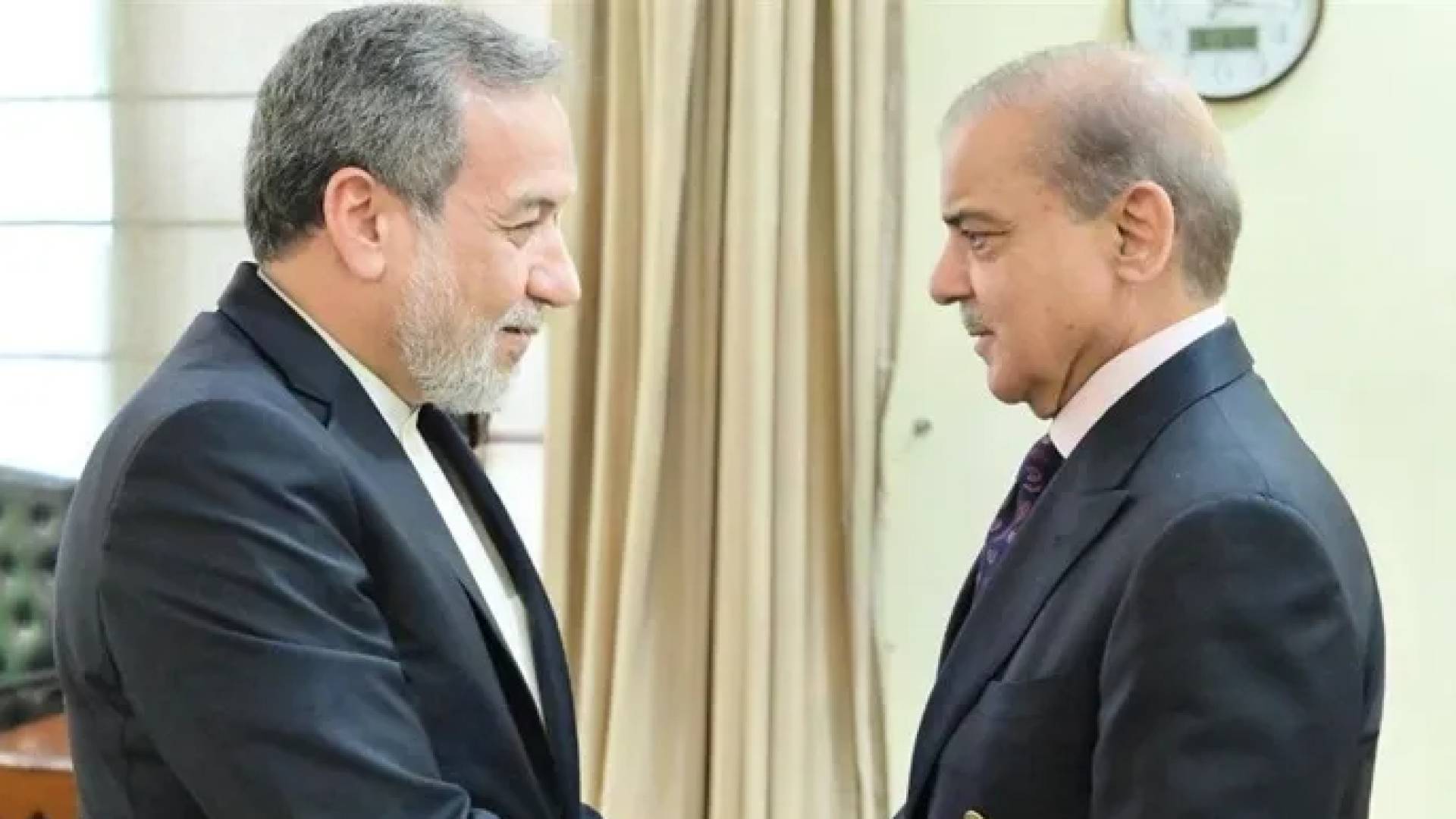 رئيس الوزراء الباكستاني شهباز شريف و وزير الخارجية الإيراني عباس عراقجي
