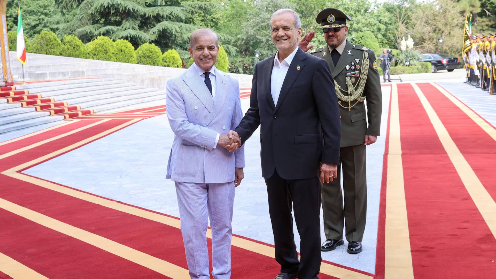 الرئيس الإيراني مسعود بزشكيان و رئيس وزراء الباكستان شهباز شريف