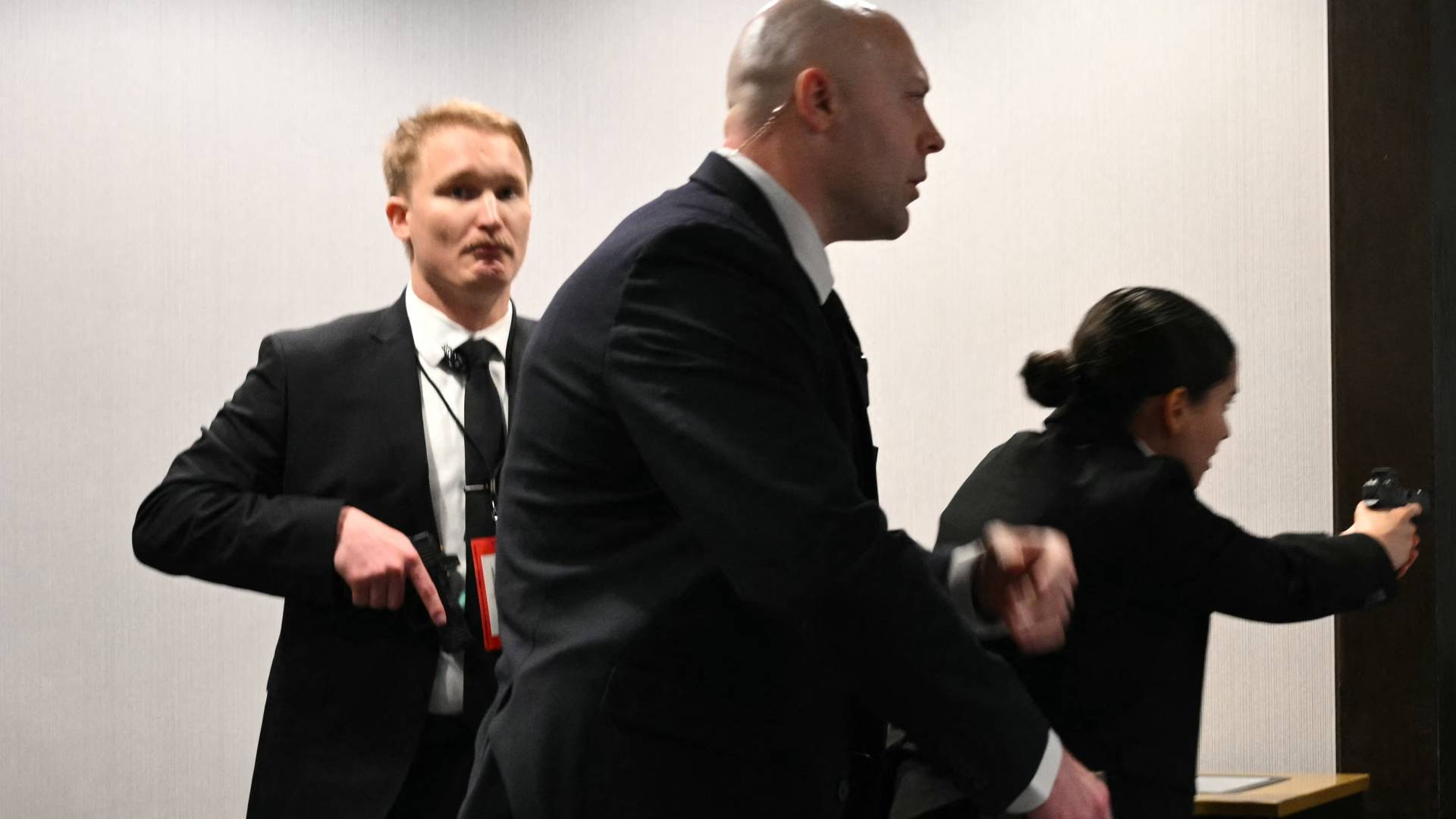 مسؤولون أمنيون ينتشرون في موقع حادث إطلاق النار خلال حفل العشاء السنوي لجمعية مراسلي البيت الأبيض في واشنطن بتاريخ 25 نيسان 2026