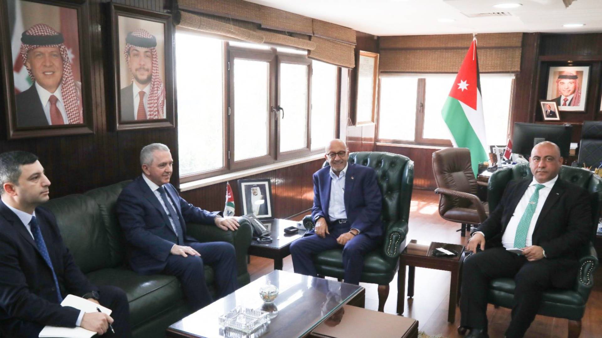 وزير المياه والري المهندس رائد أبو السعود مع سفير جمهورية أذربيجان لدى الأردن شاهين عبد اللاييف