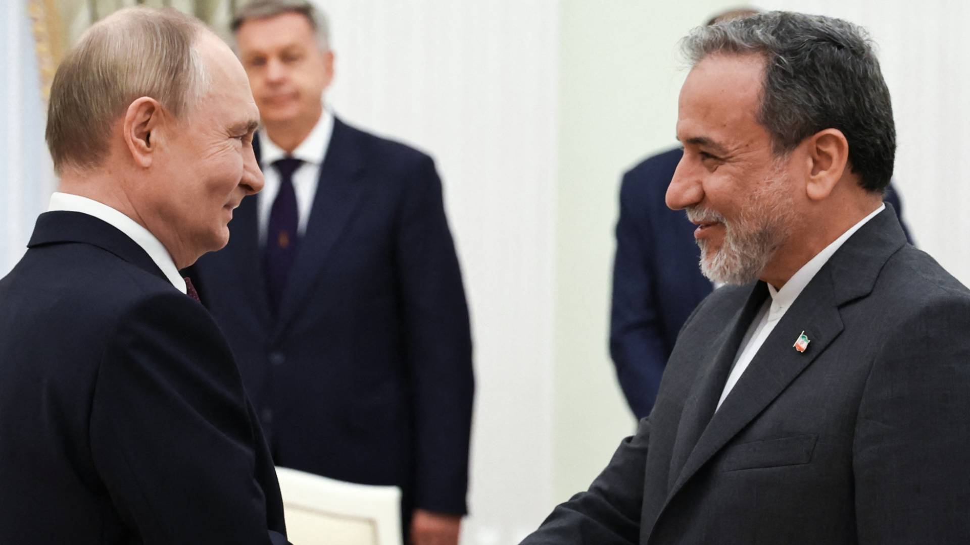 الرئيس الروسي فلاديمير بوتين ووزير الخارجية الإيراني عباس عراقجي