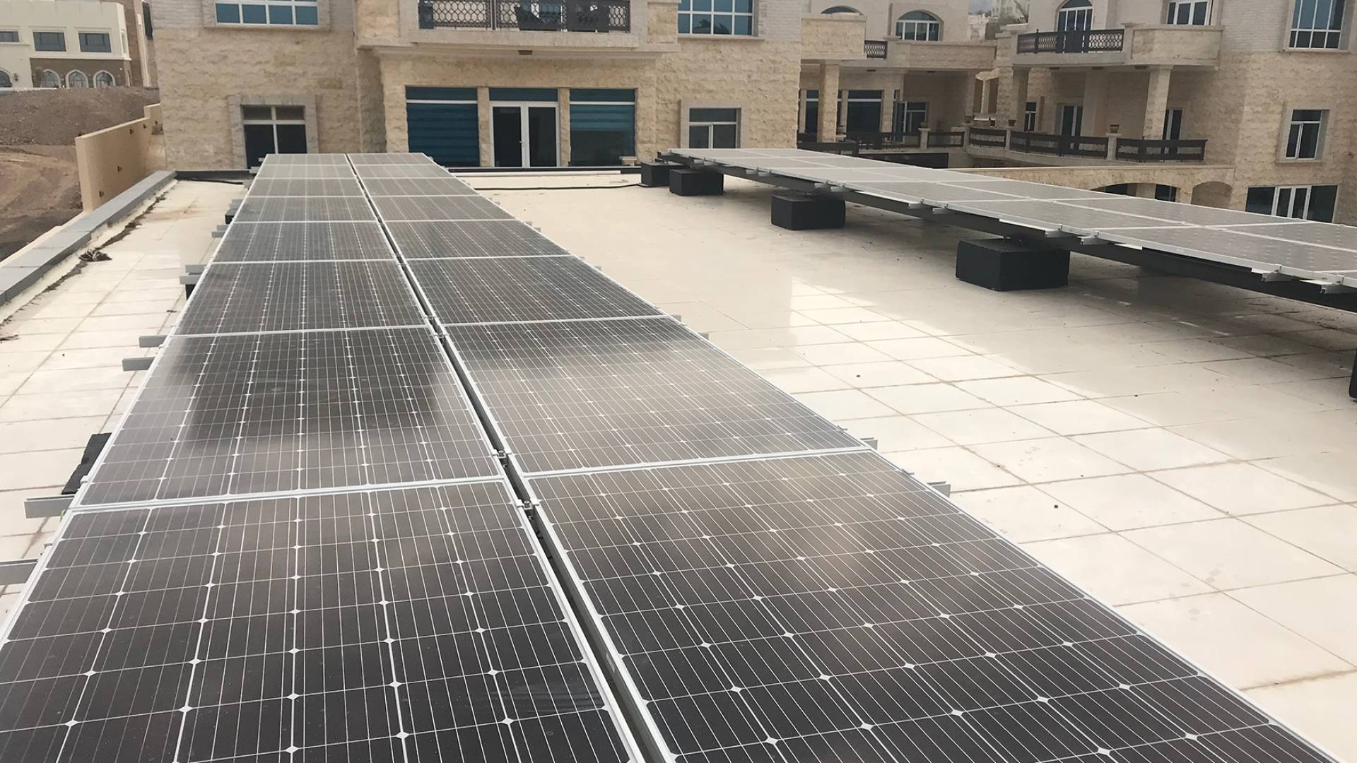 الواح طاقة شمسية على بيت في الأردن