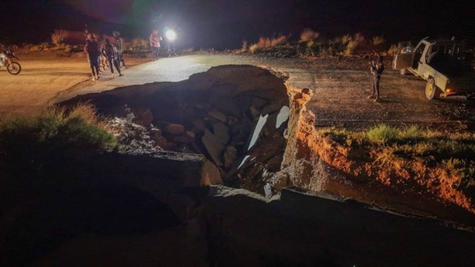 تضرر طريق جراء  السيول في محافظة حماة السورية