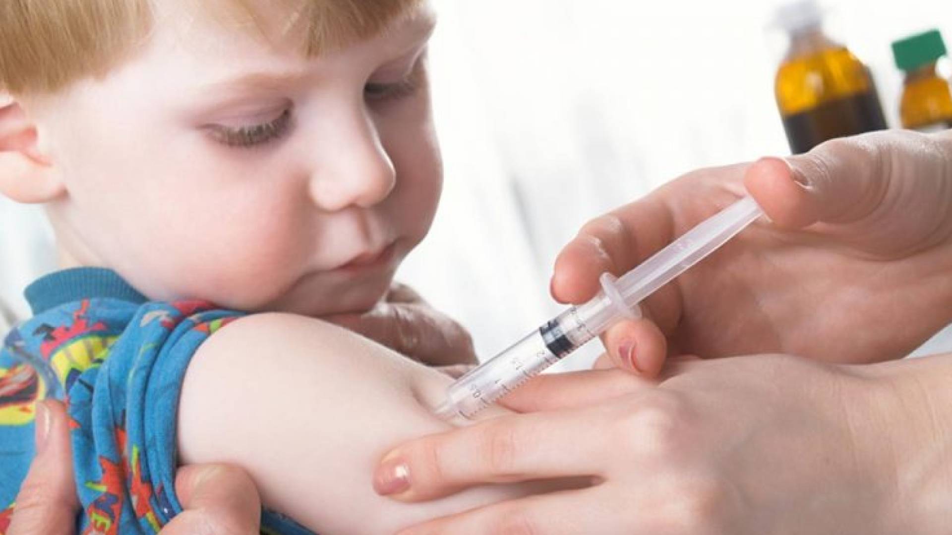 طفل يأخذ مطعوم