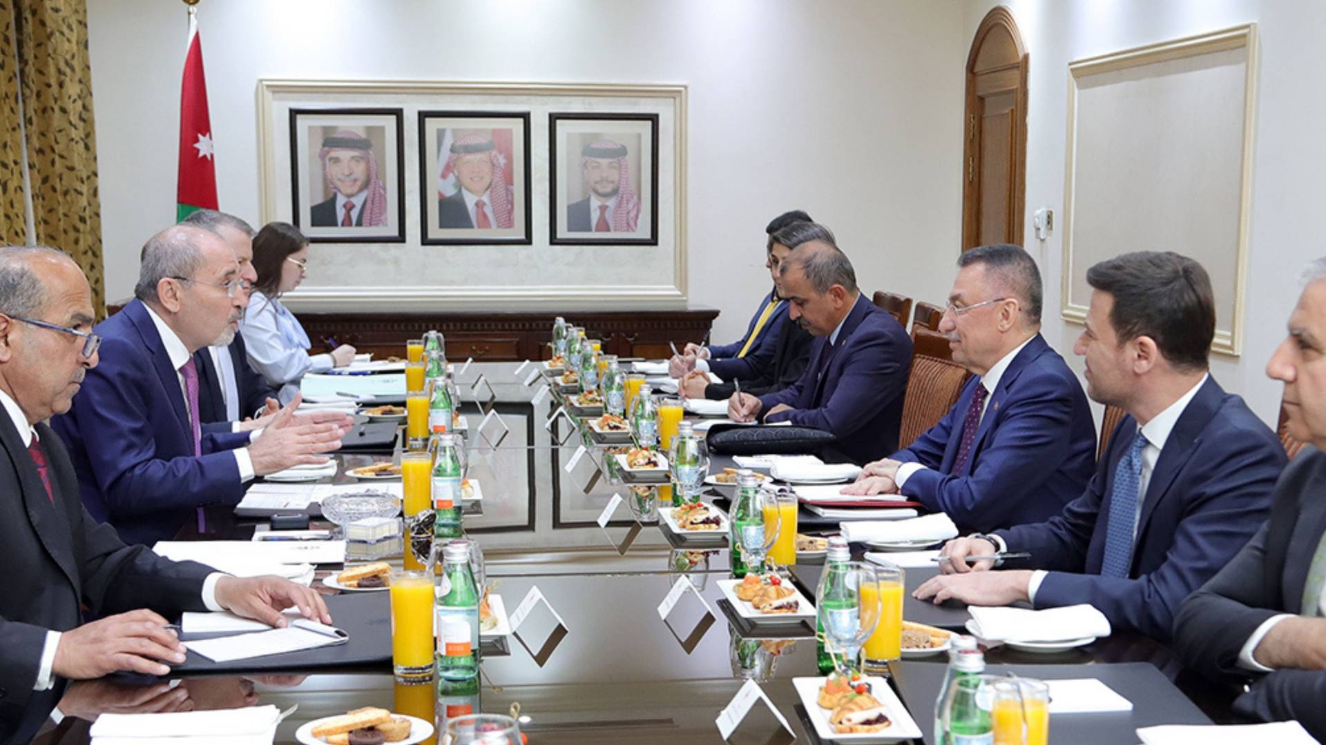 الصفدي يلتقي رئيس لجنة الشؤون الخارجية في البرلمان التركي