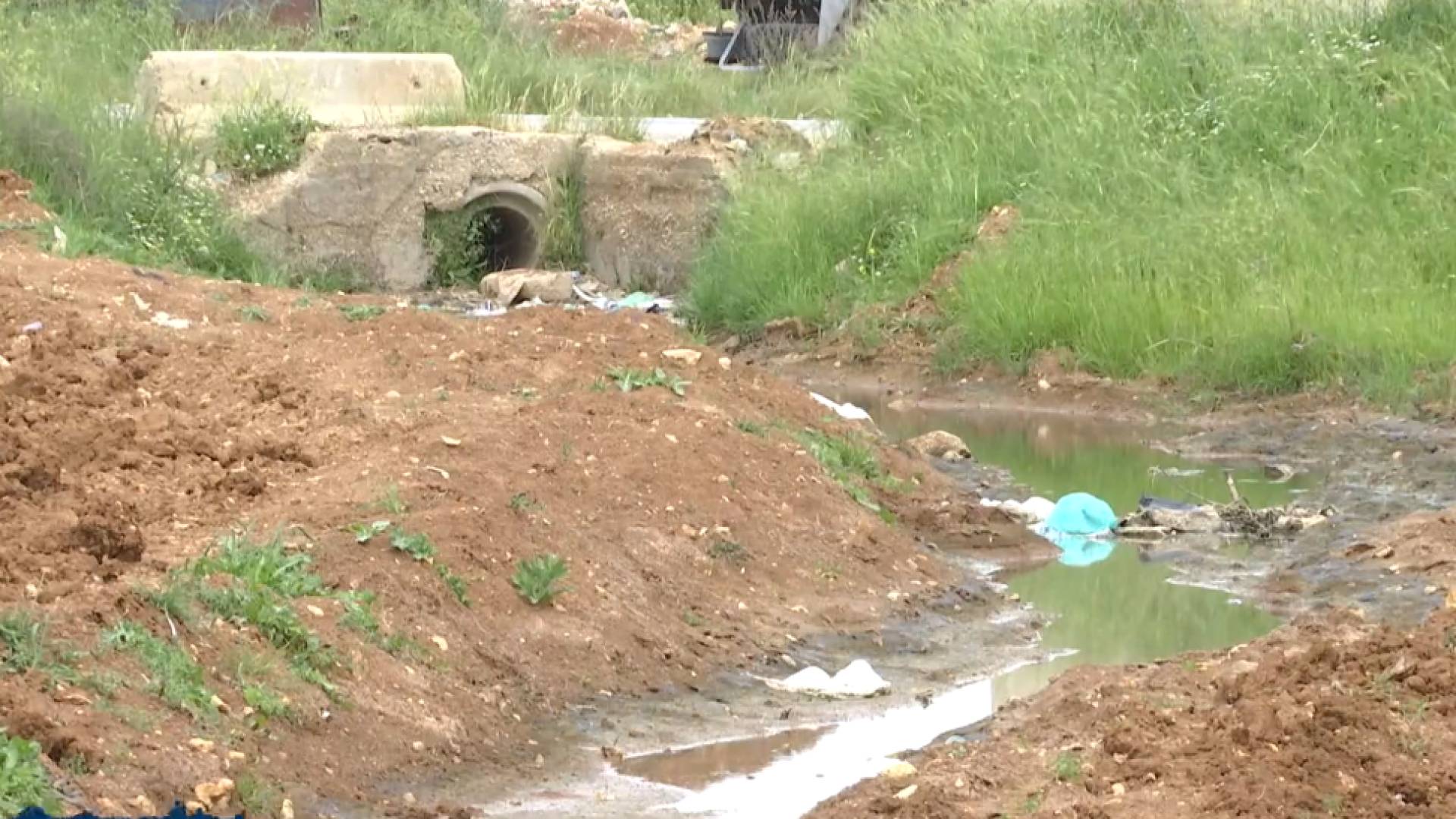 تسرب مياه عادمة ضمن مبان سكنية في مرج الحمام