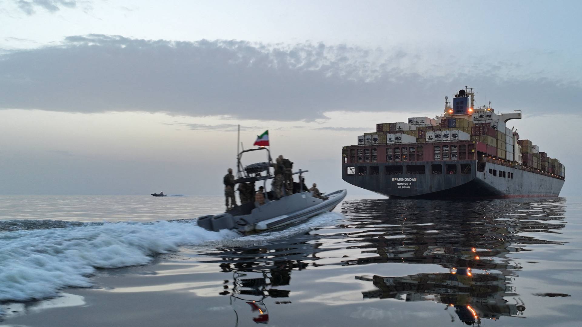 سفن في مضيق هرمز