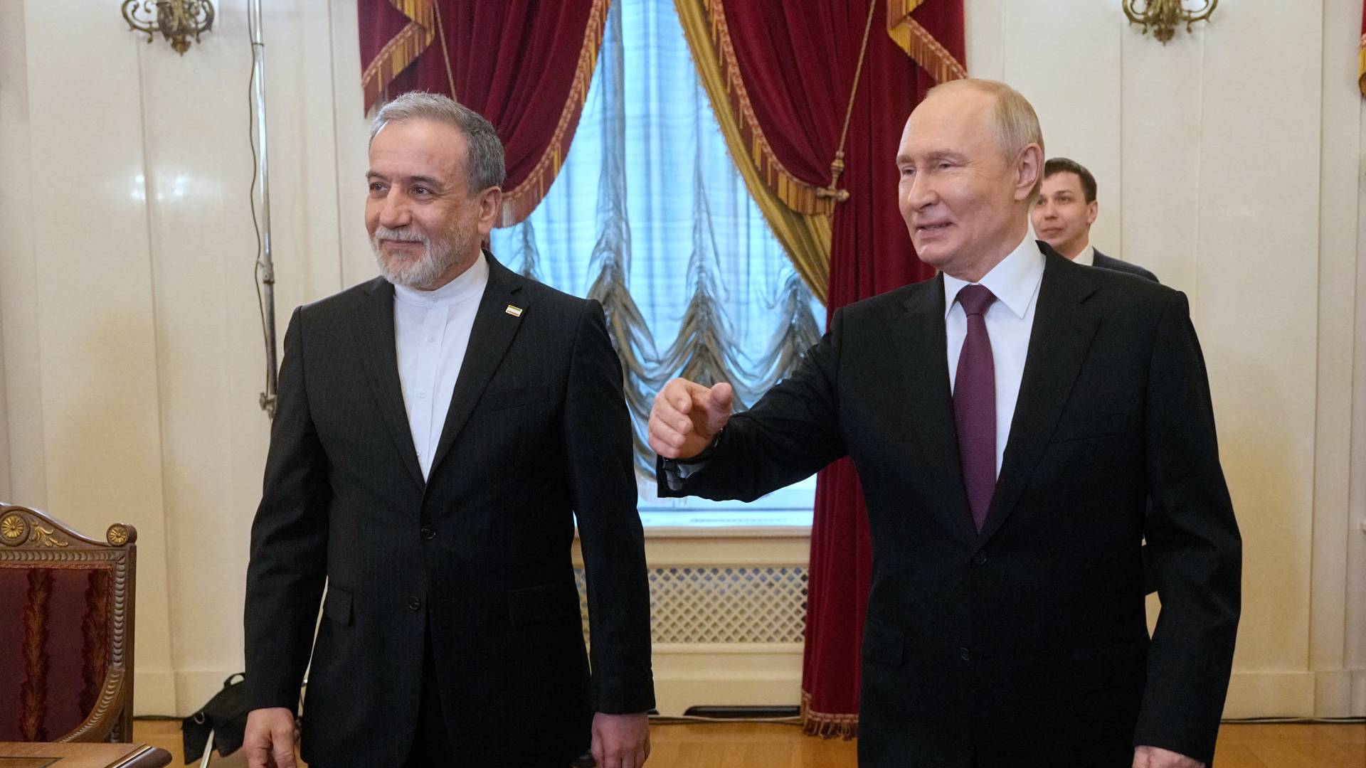الرئيس الروسي فلاديمير بوتين ووزير الخارجية الإيراني عباس عراقجي