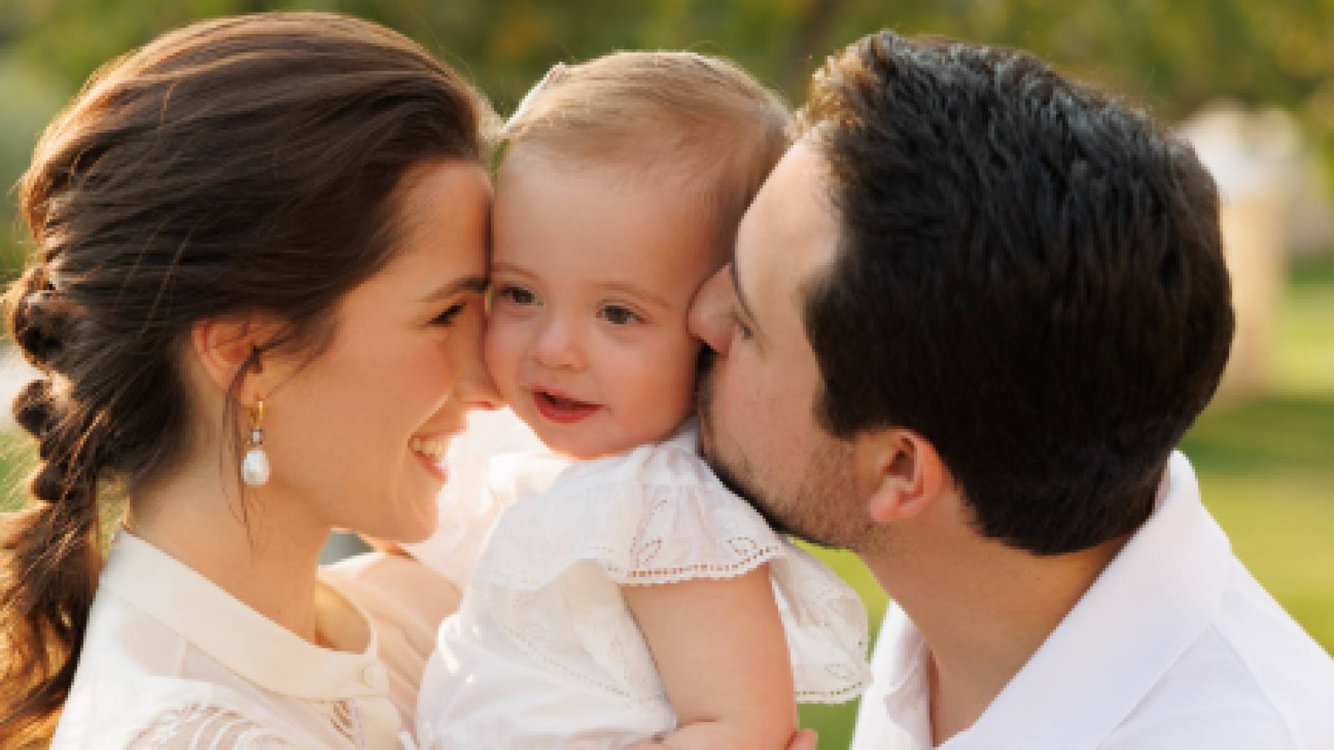 ولي العهد والاميرة رجوة برفقة ابنتيهما إيمان