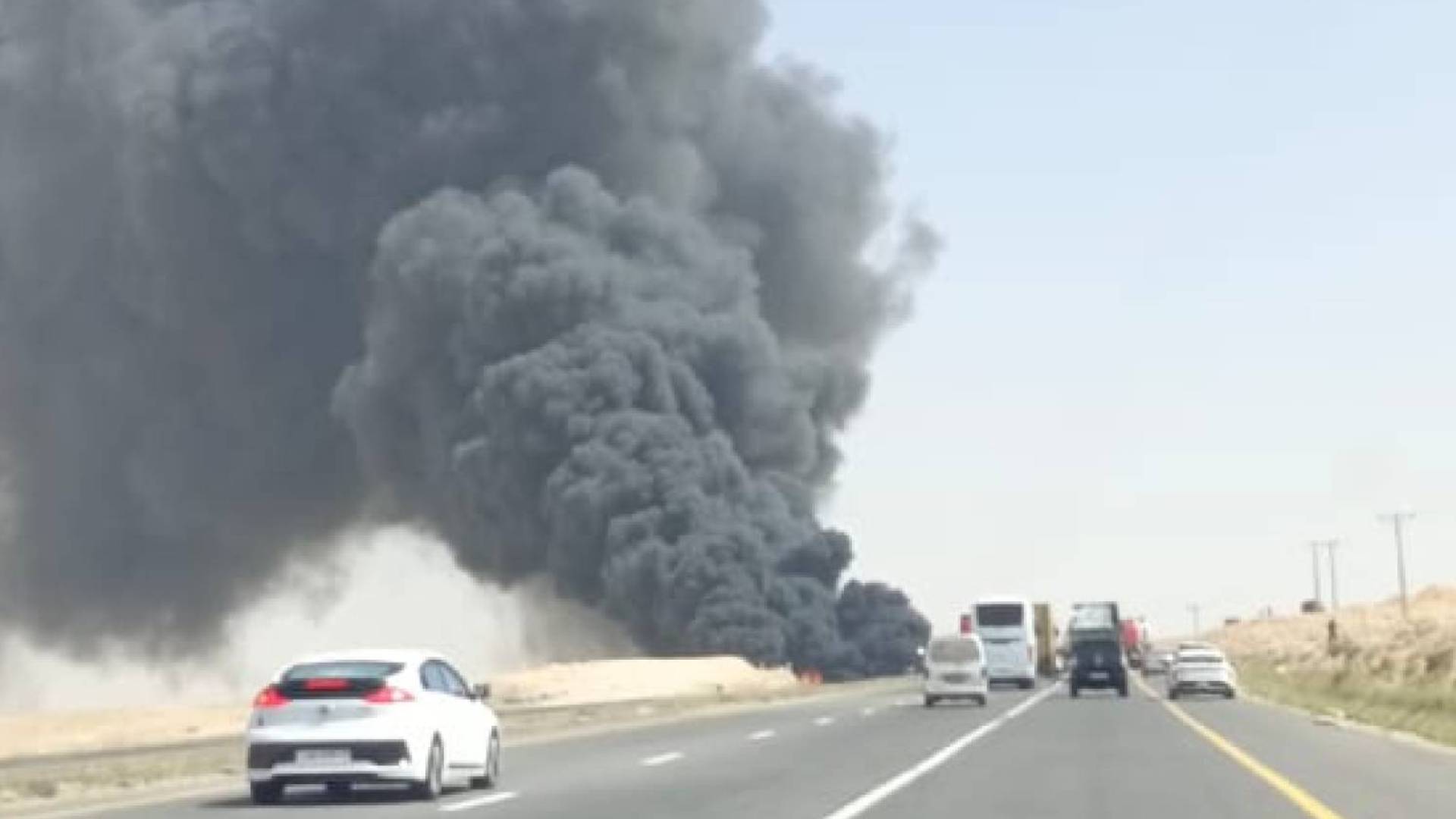 احتراق الشاحنات على الطريق الصحراوي