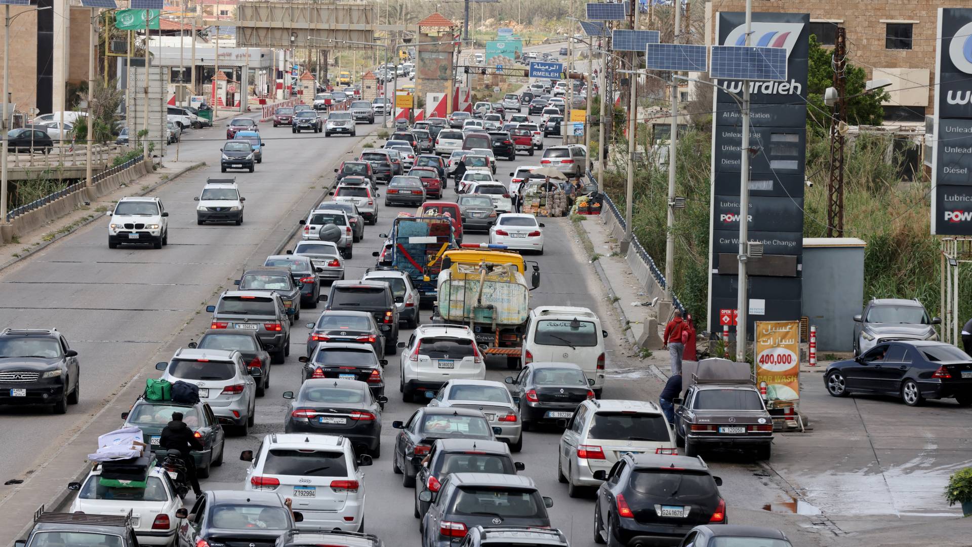 ازدحامات الطرق السريعة بالسيارات مع فرار المدنيين من منازلهم وتوجههم شمالا نحو العاصمة اللبنانية