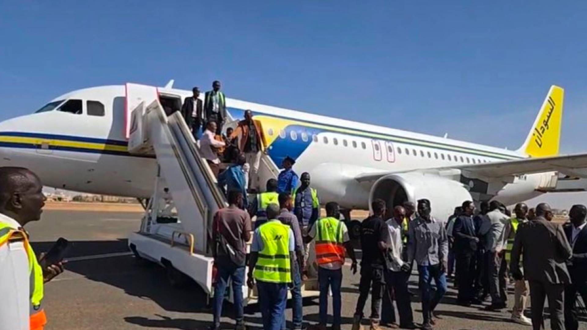 مطار الخرطوم يستقبل 300 سوداني عائدين من الكويت ضمن برنامج العودة الطوعية