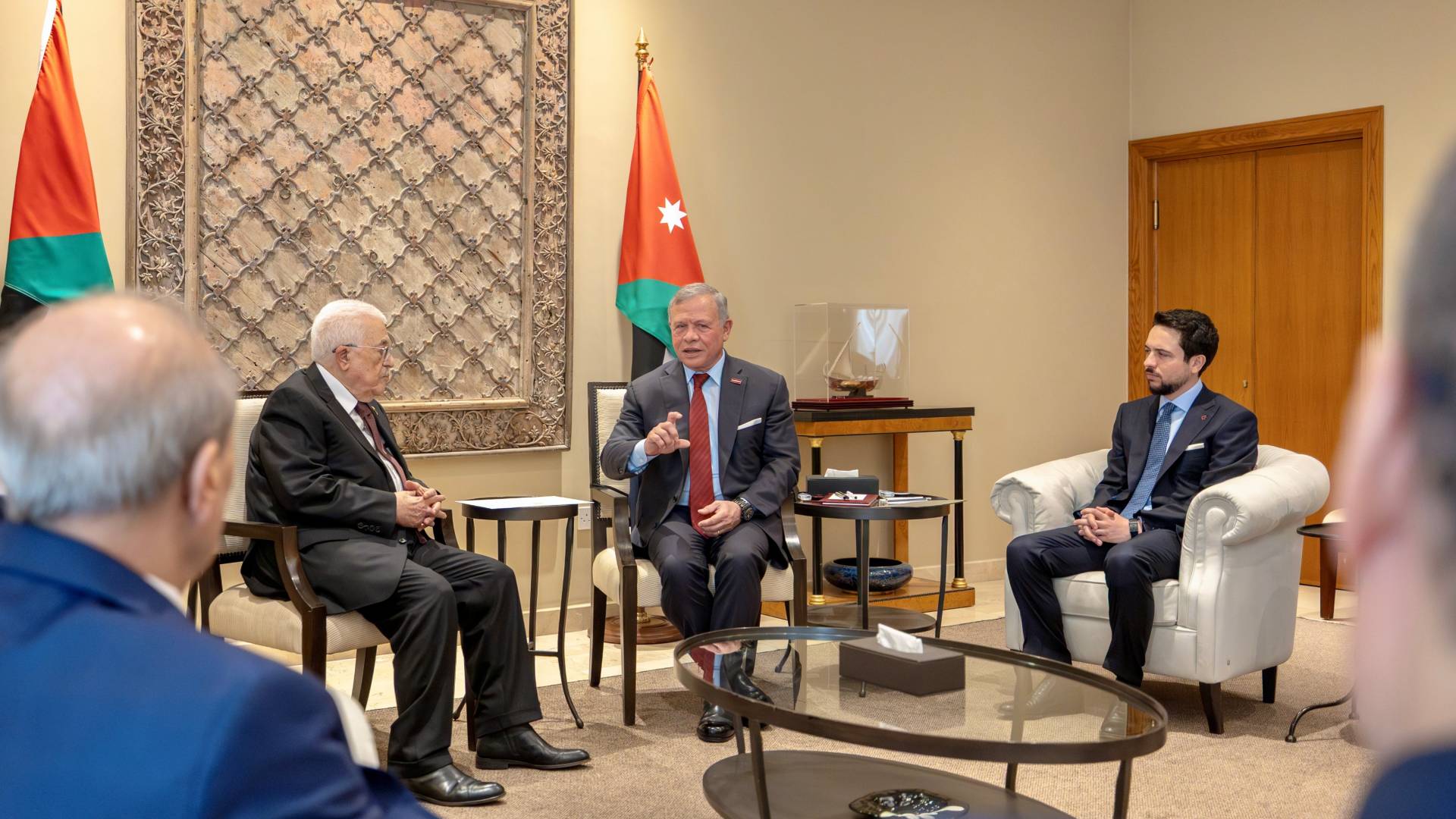 الملك عبدالله الثاني خلال لقائه الرئيس الفلسطيني محمود عباس بحضور ولي العهد الأمير الحسين بن عبدالله الثاني