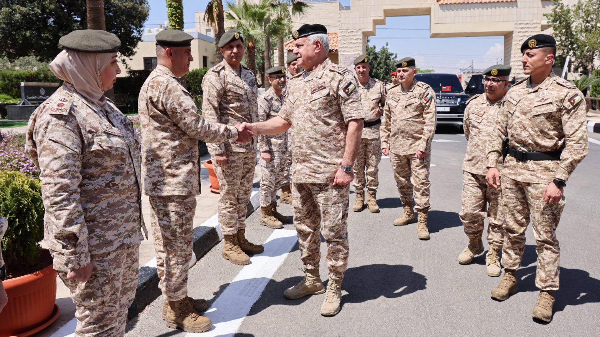 زيارة رئيس هيئة الأركان المشتركة اللواء يوسف الحنيطي لهيئة الاتصالات الخاصة