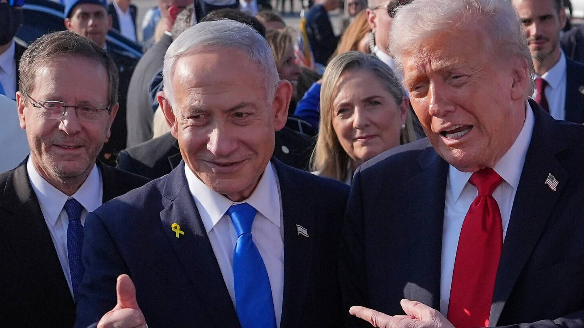 رئيس وزراء الاحتلال،بنيامين نتنياهو ورئيس كيان الاحتلال هرتسوع والرئيس الأمريكي دونالد ترمب