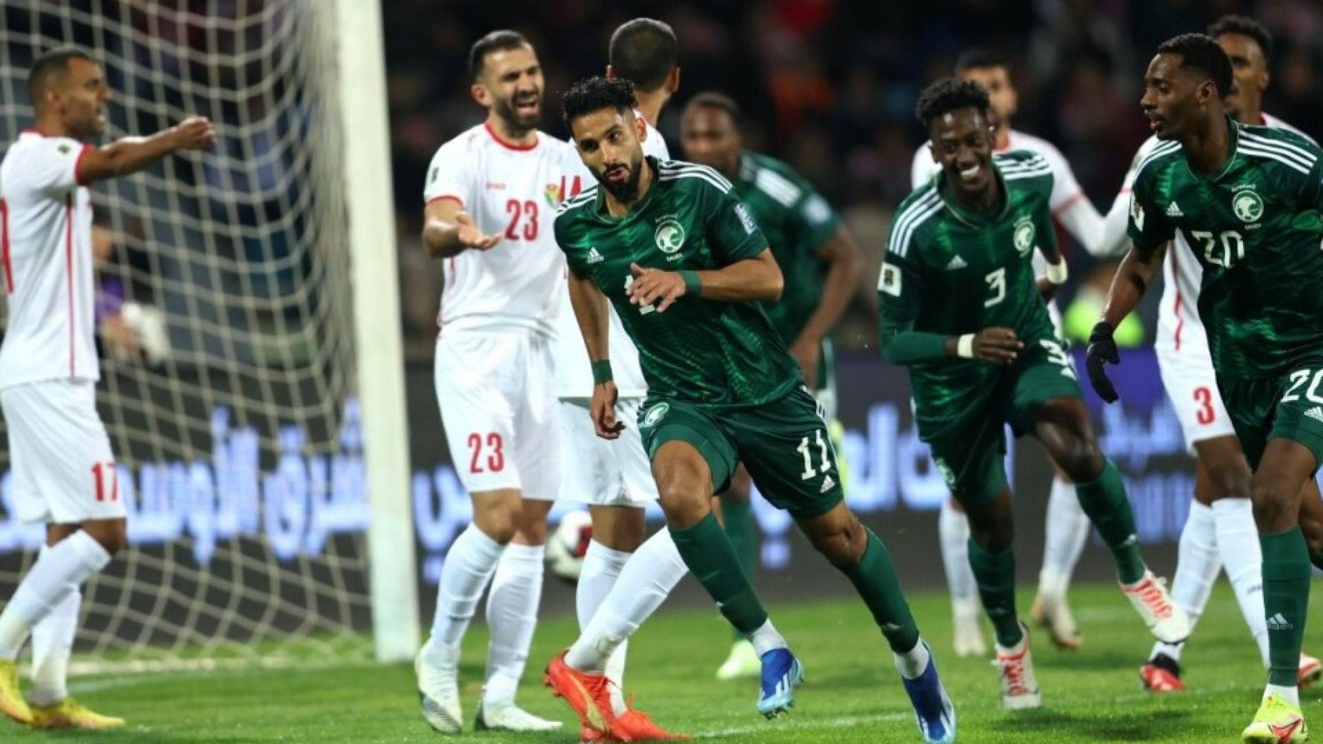 لاعبو المنتخب السعودي يحتفلون بهدف سابق في التصفيات الآسيوية