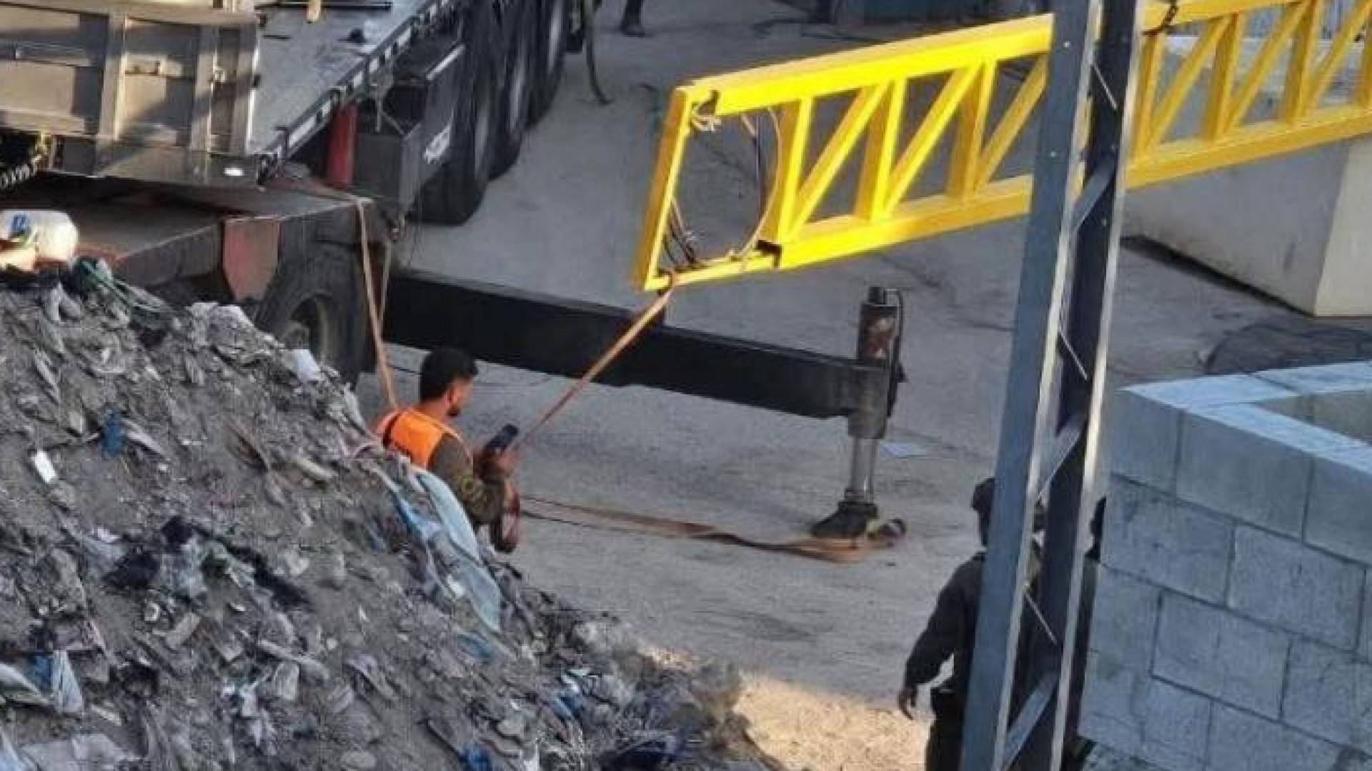 بوابات حديدية