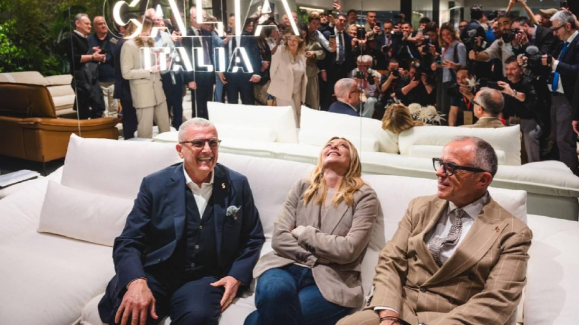 ميلوني تسترخي على الكرسي الهزاز