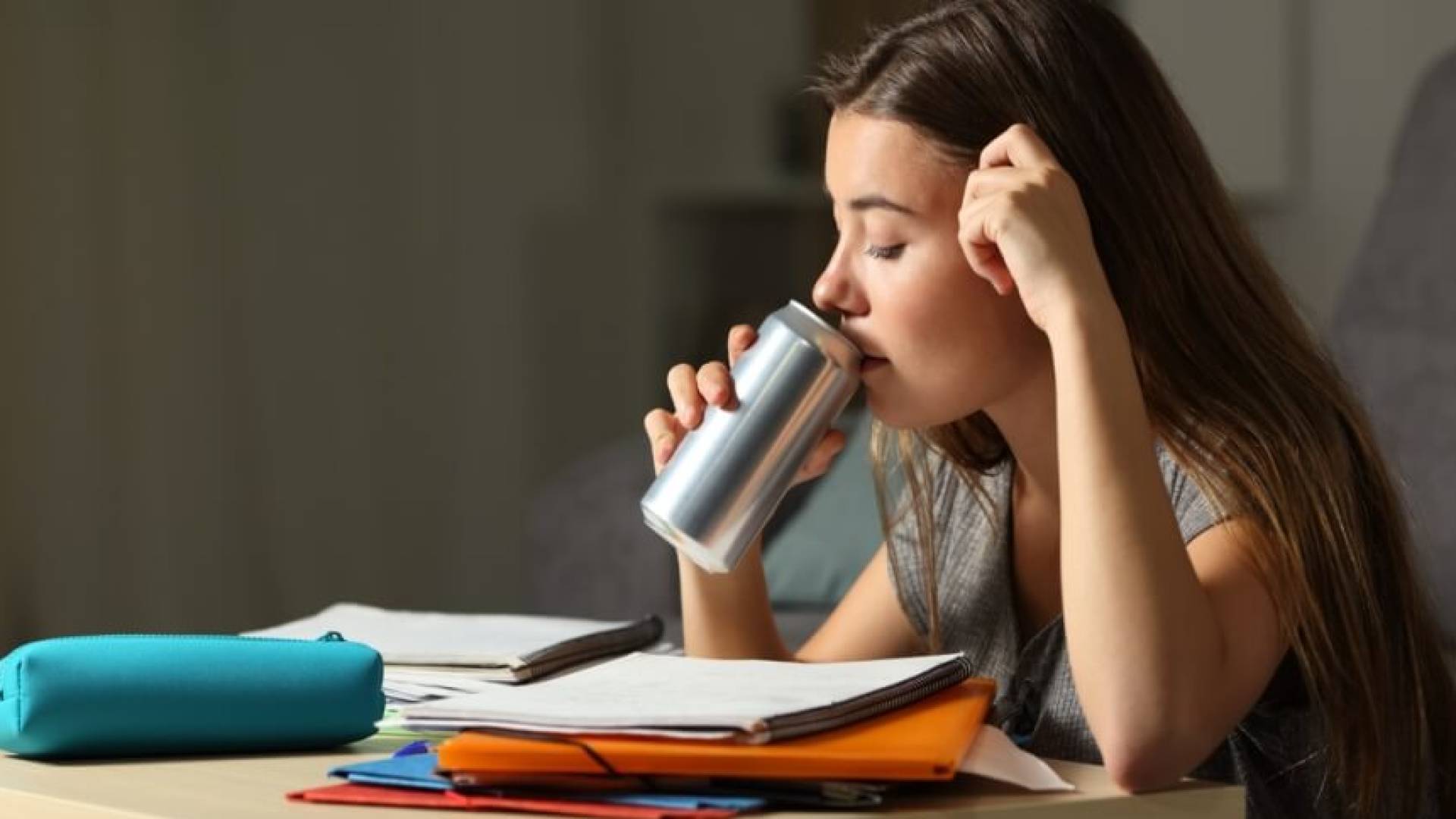 طفلة تشرب مشروب طاقة