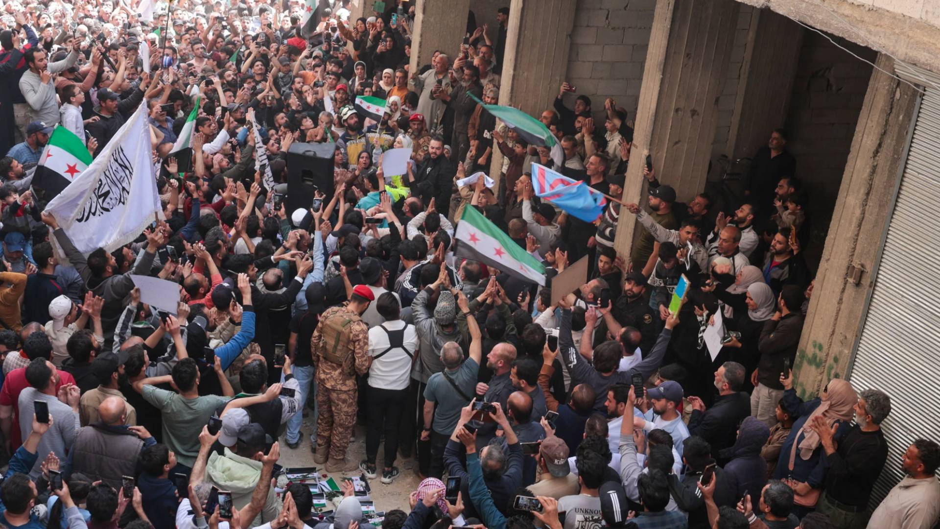 سوريون يحتفلون باعتقال أمجد يوسف، المشتبه به الرئيسي في مجزرة التضامن