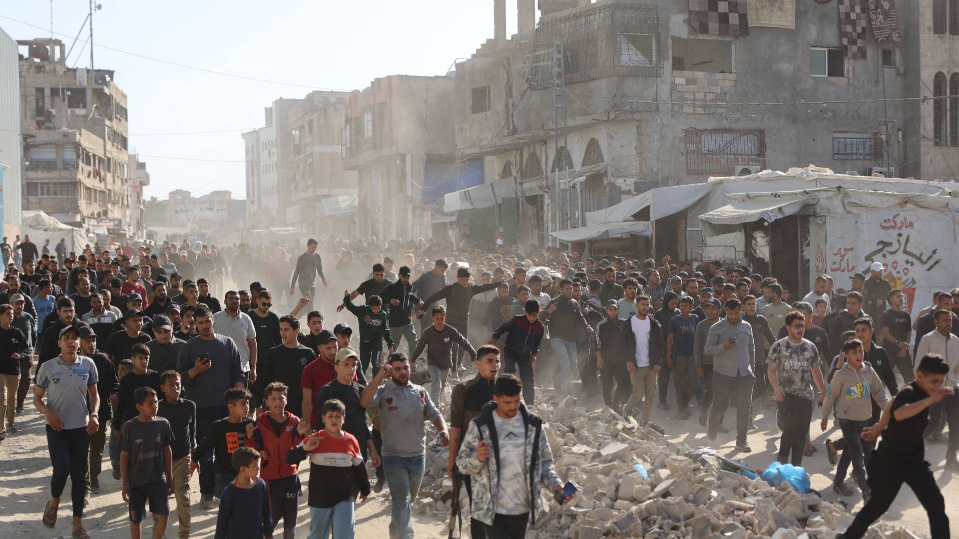 مراسل رؤيا: إصابات جراء استهداف مسيرات الاحتلال لمحيط مستشفى شهداء الأقصى بقطاع غزة