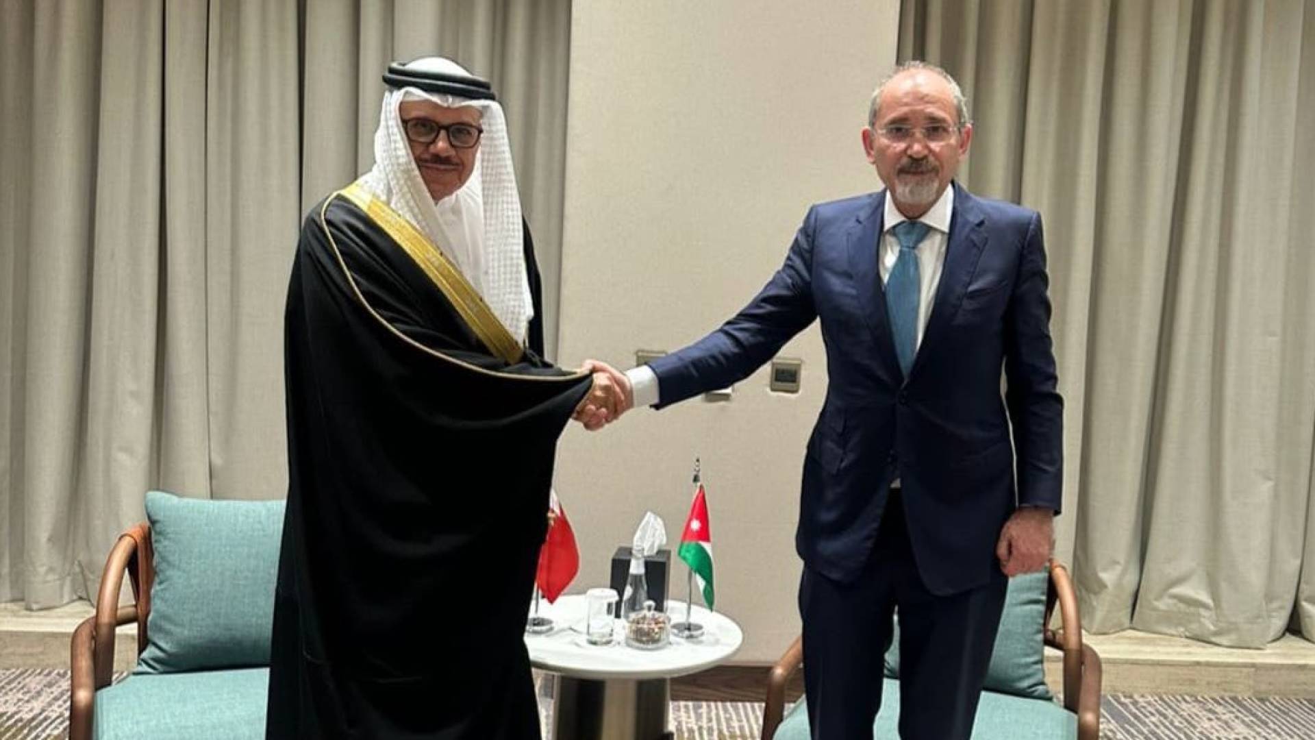 وزير الخارجية وشؤون المغتربين، أيمن الصفدي ونظيره البحريني  الدكتور عبد اللطيف بن راشد الزياني