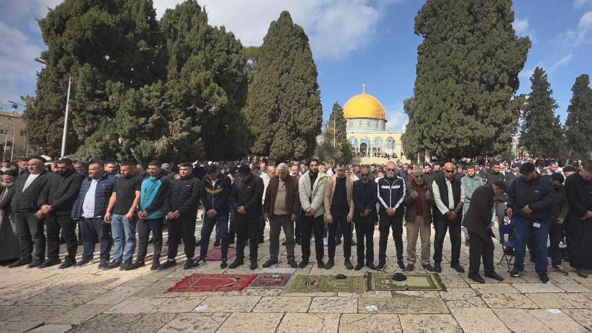 عشرات الآلاف يؤدون صلاة الجمعة في "الأقصى"