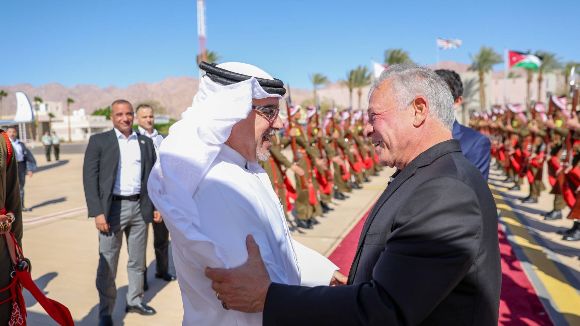 الملك يستقبل ولي عهد البحرين