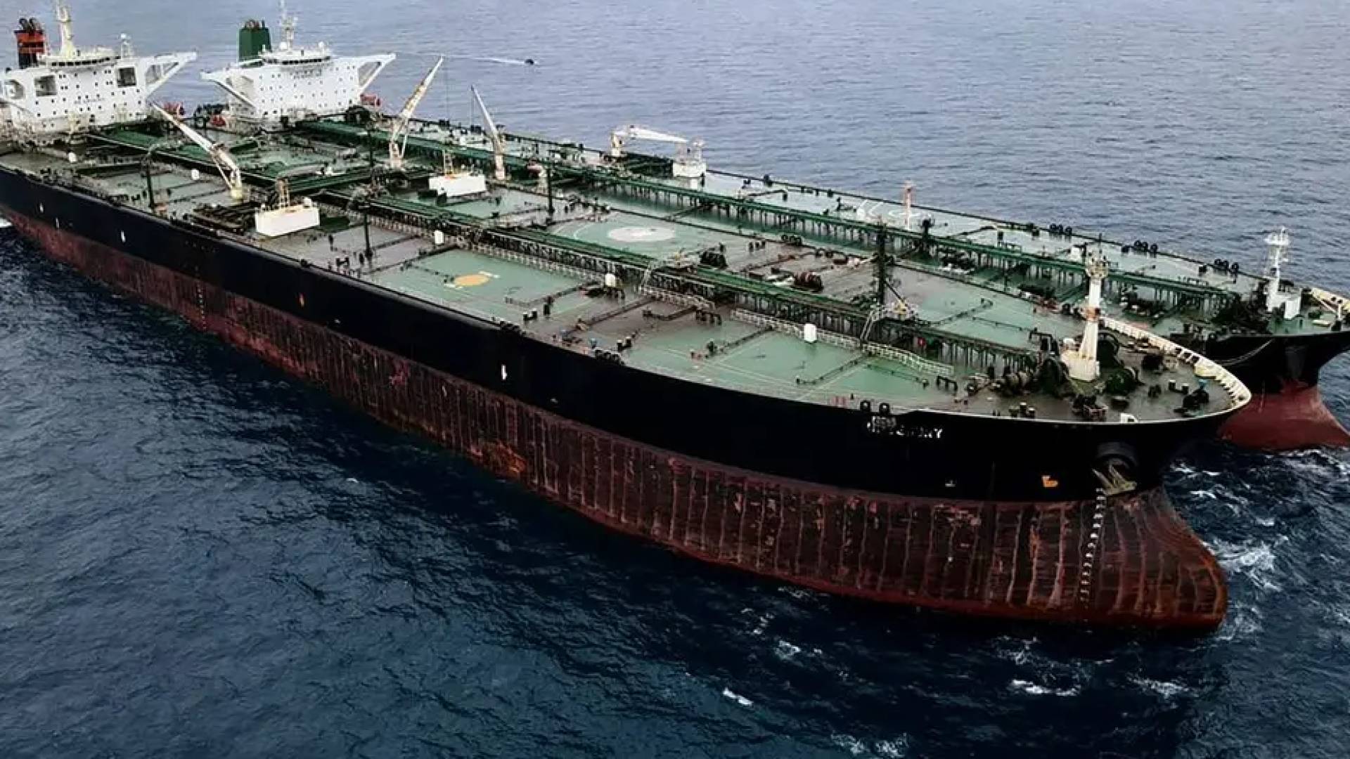 "تانكر تراكرز": ناقلة نفط إيرانية تخترق الحصار البحري وتصل للشرق الأقصى