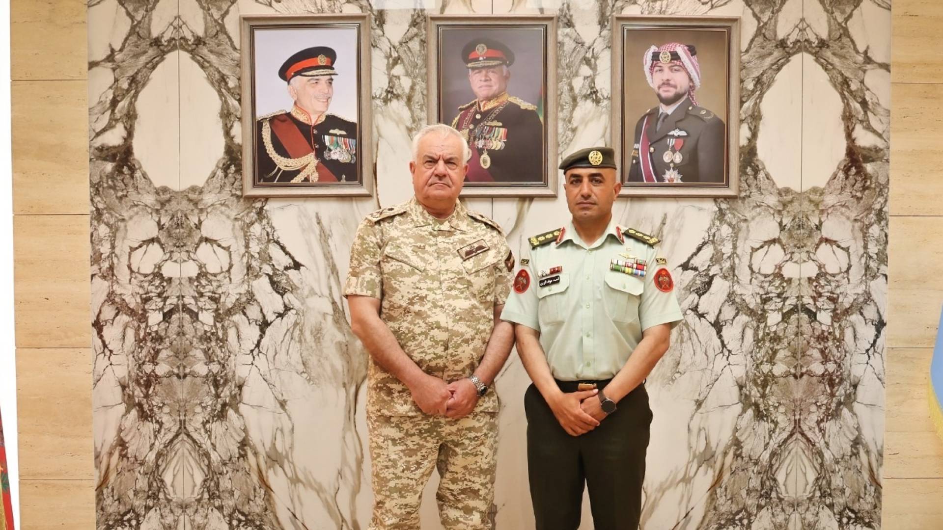 .اللواء الركن الحنيطي يكرم آمر مركز تدريب مكلفي خدمة العلم